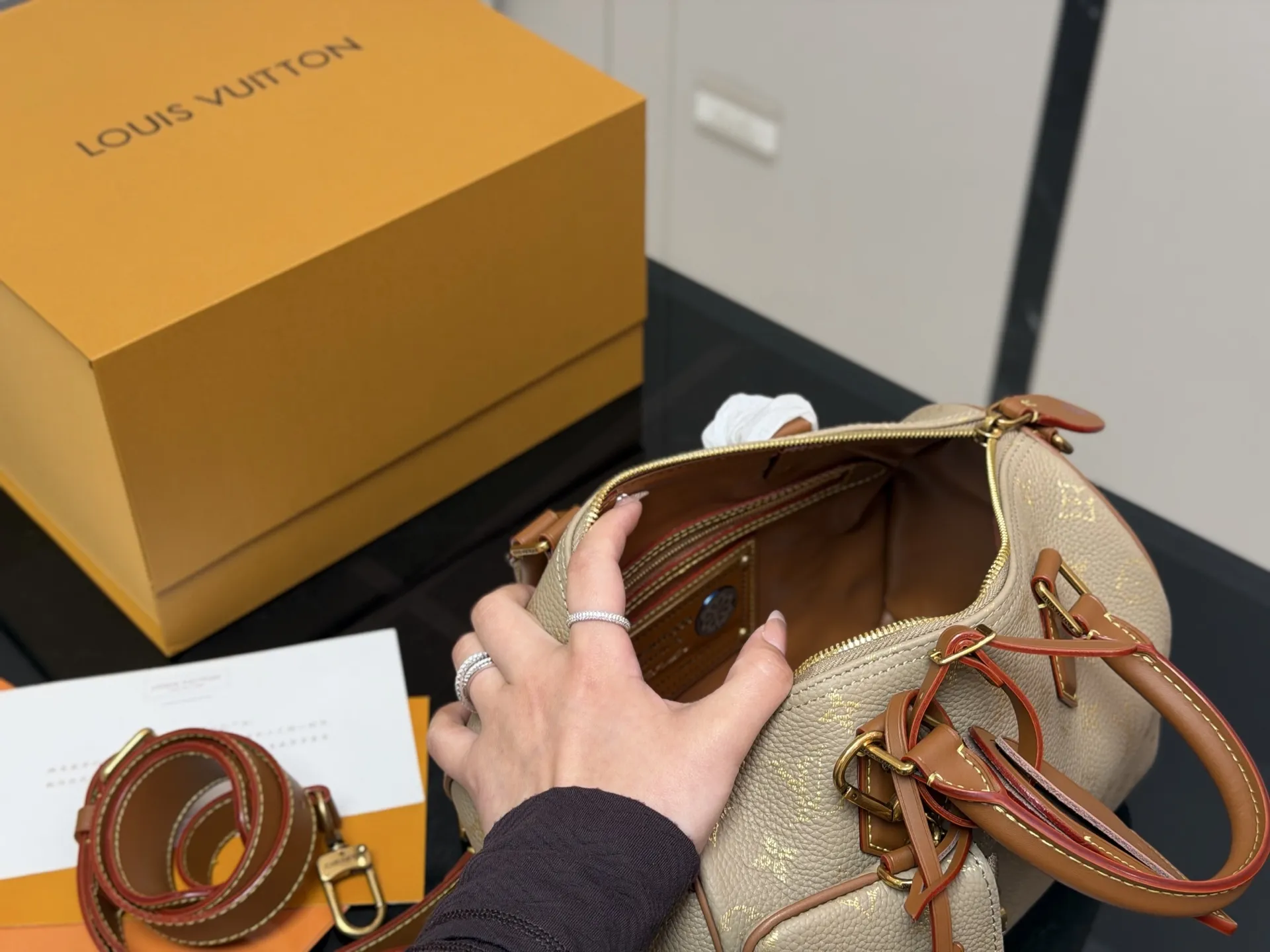 &yen;400 配盒 size：25cm 快來看看Lv Speedy25枕头包 公分日常、旅行都適合! 这个尺寸太喜欢了 真好用！也太 COOL！