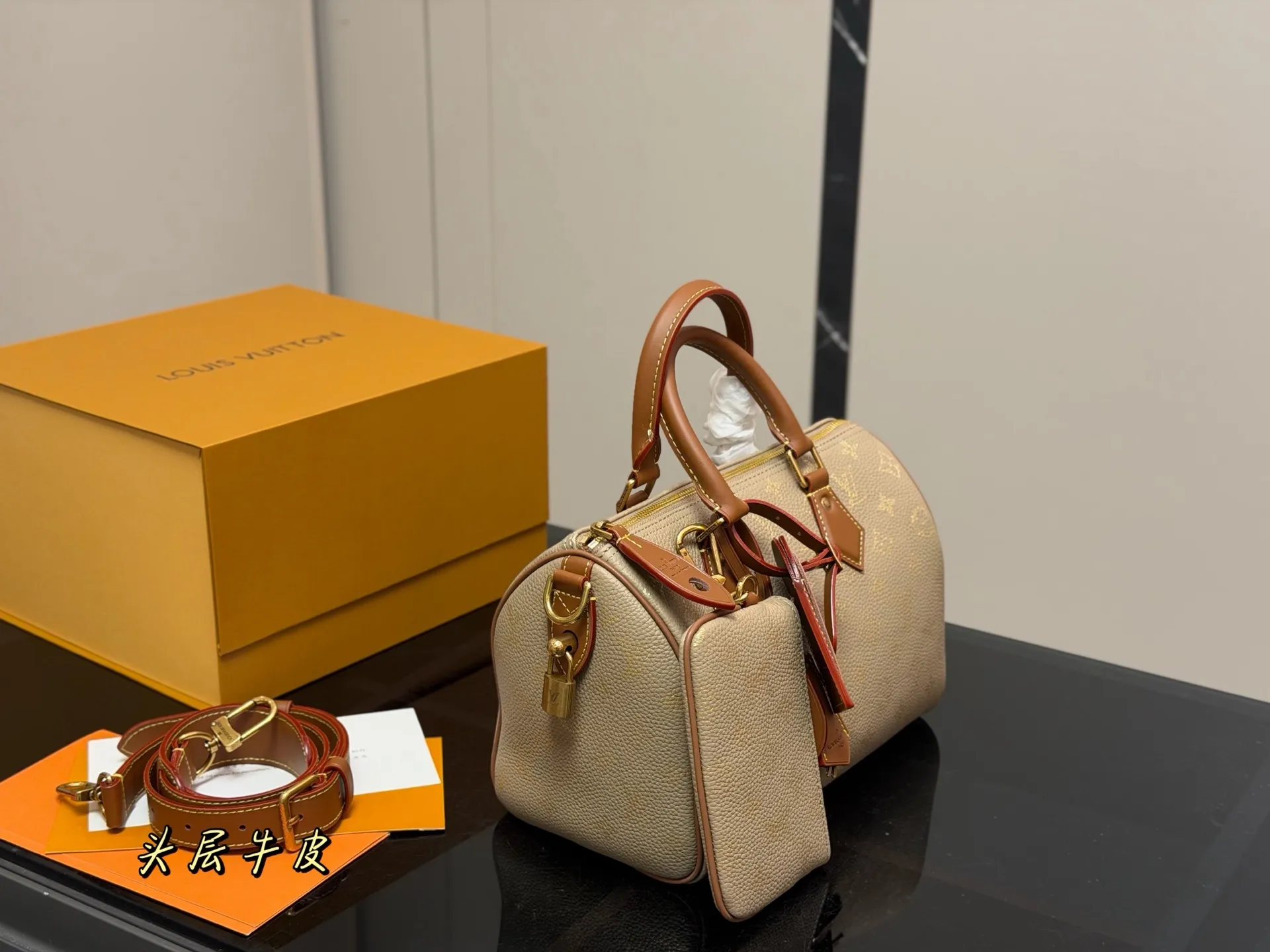 ¥400 配盒 size:25cm 快來看看Lv Speedy25枕头包 公分日常、旅行都適合! 这个尺寸太喜欢了 真好用!也太 COOL!