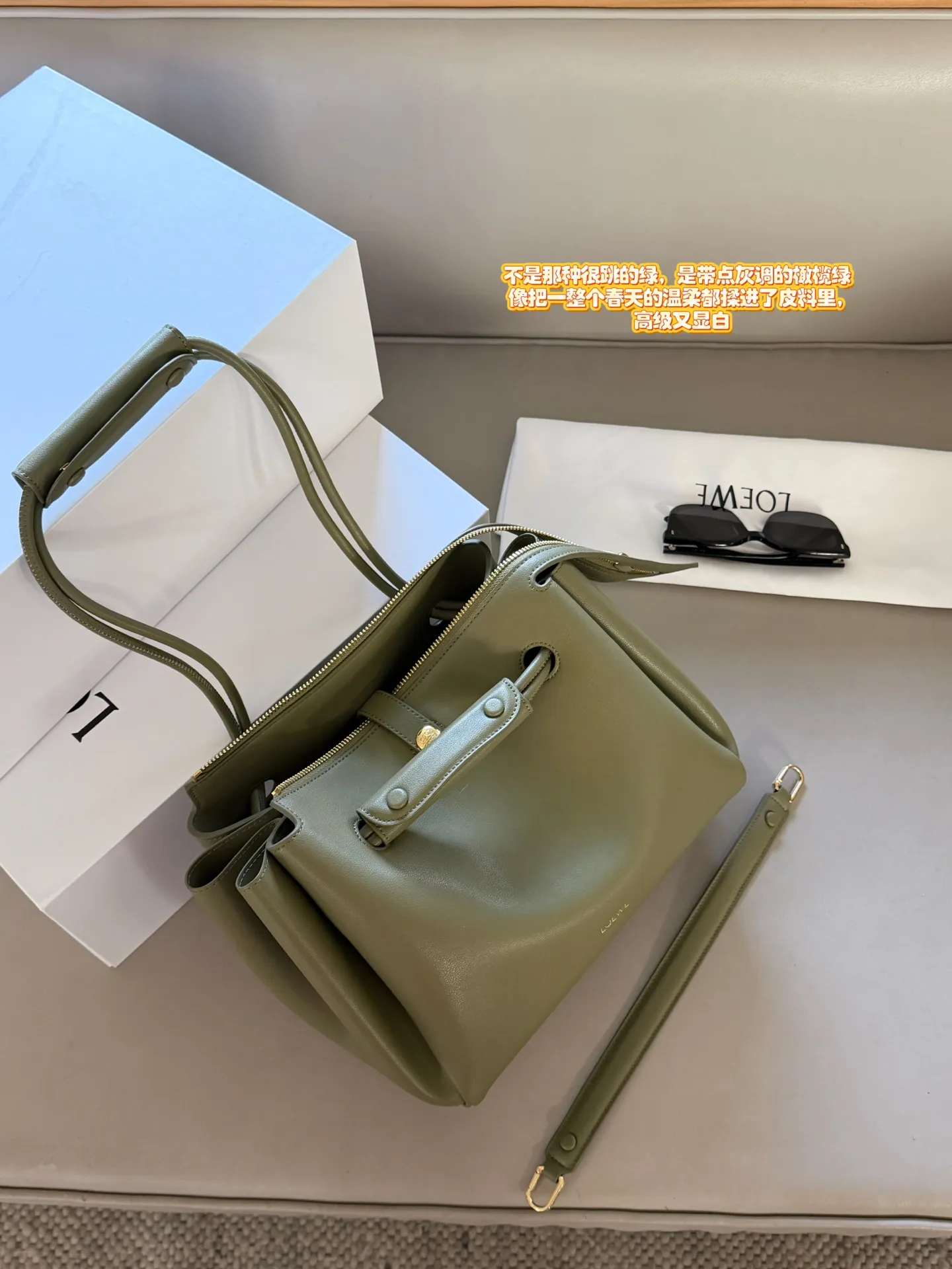 💰270 配盒 size:28*23cm LOEWE-Madrid,高级感十足~ 梦回马德里 种草这款包了,单肩手提背真好看! 柔软的包身搭配垂坠的双提手, 侧面有裥褶设计, 以条状肩带收束, 呈现出松弛的高级感。