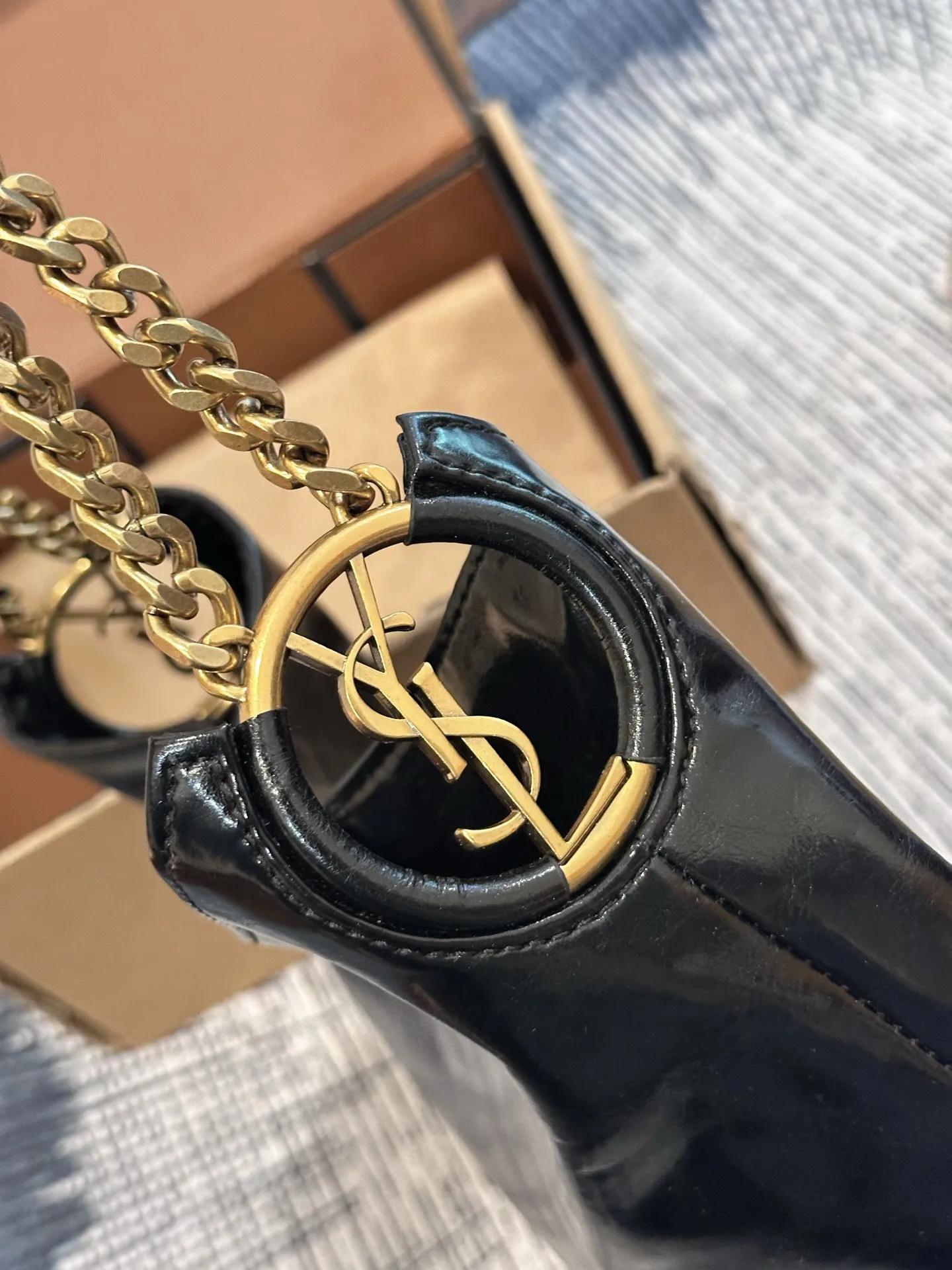 p155 礼盒包装 尺寸 25cm YSL 复古又摩登，金属肩带点缀，设计感满满。内部隔层丰富，通勤休闲都能轻松驾驭，实用又时髦！这款包是YSL经典复刻，明星博主都在背，松弛高级感轻松拿捏，是提升穿搭质感的点睛之选