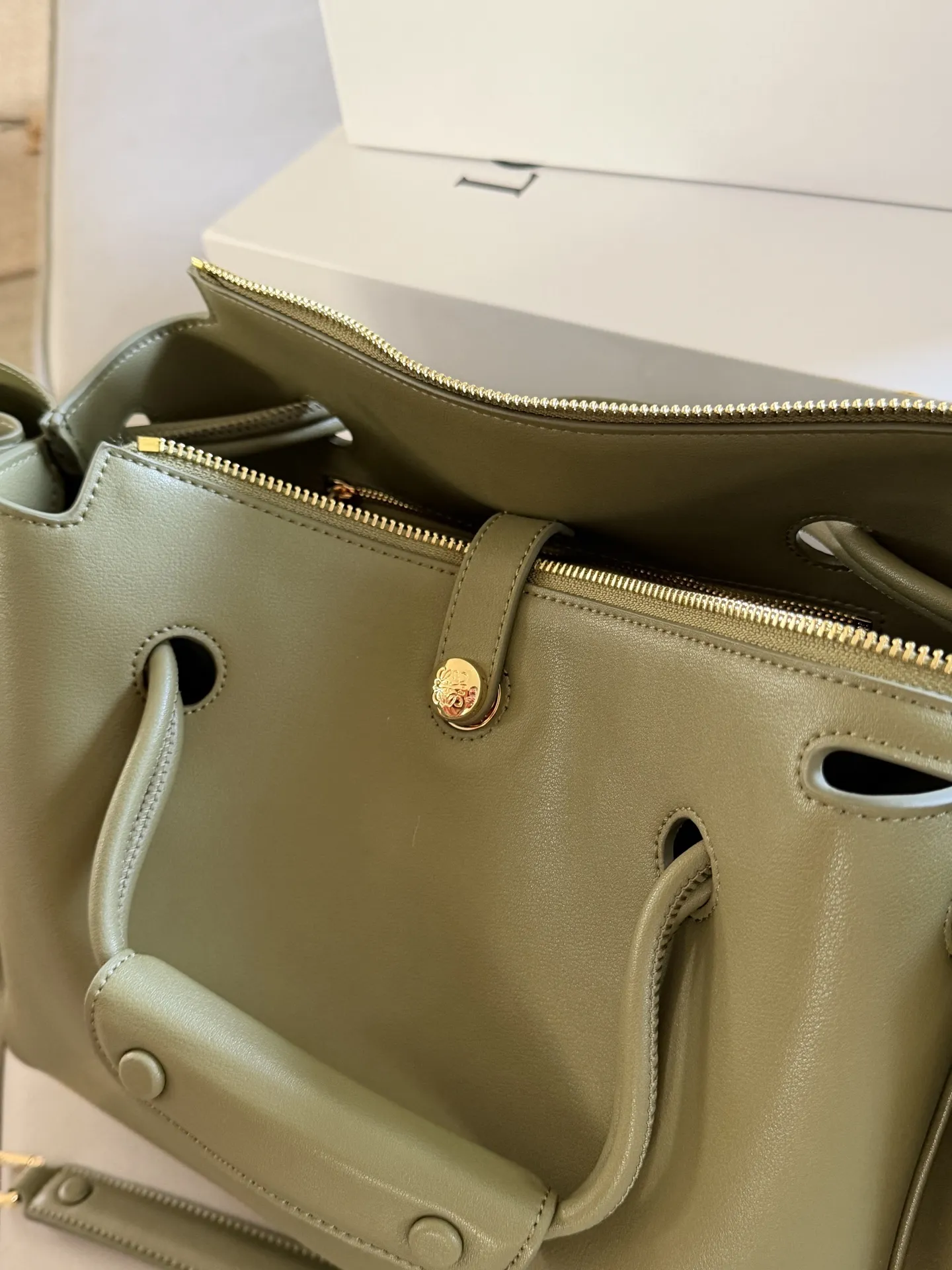 💰270 配盒 size:28*23cm LOEWE-Madrid,高级感十足~ 梦回马德里 种草这款包了,单肩手提背真好看! 柔软的包身搭配垂坠的双提手, 侧面有裥褶设计, 以条状肩带收束, 呈现出松弛的高级感。
