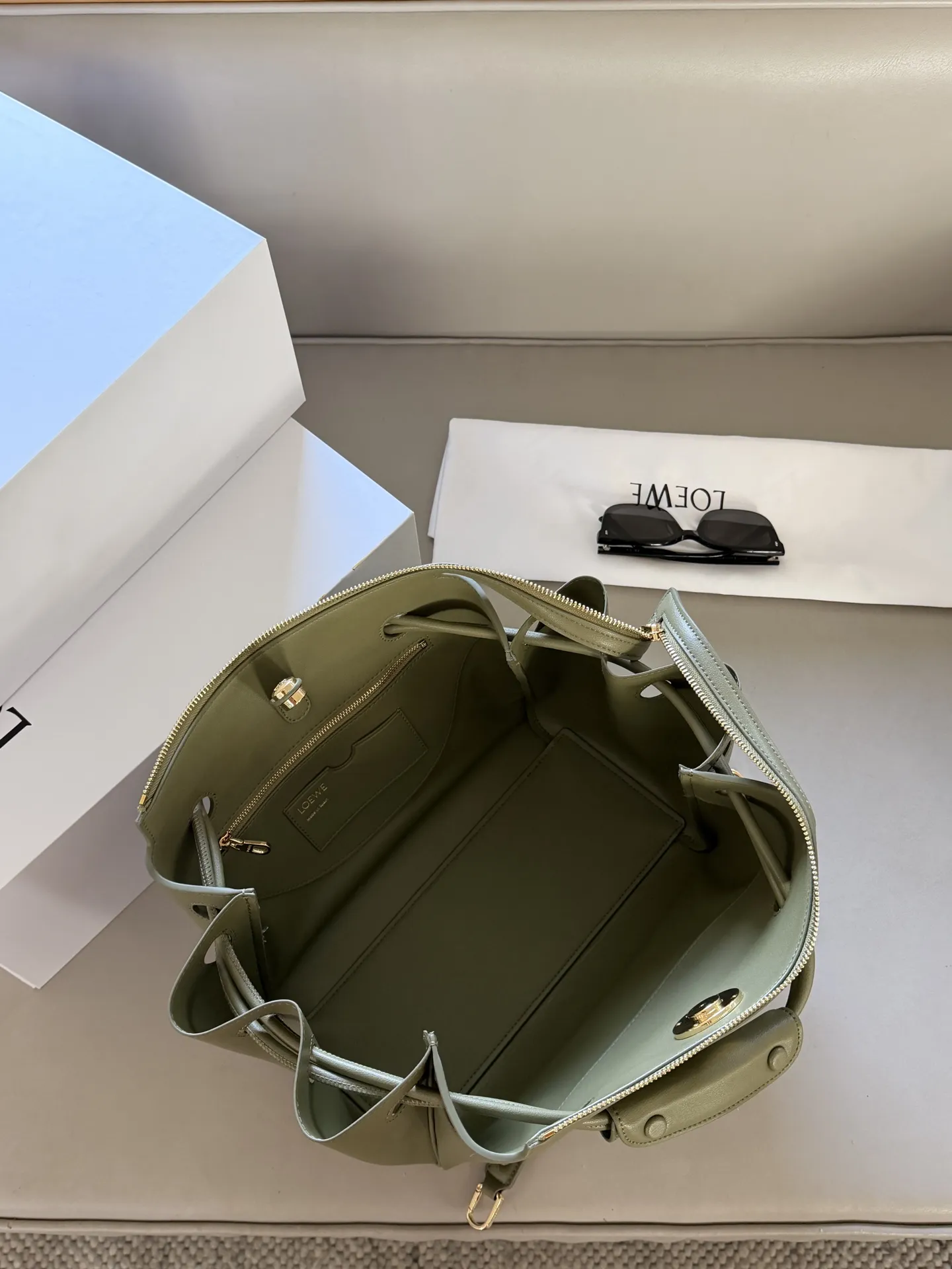 💰270 配盒 size:28*23cm LOEWE-Madrid,高级感十足~ 梦回马德里 种草这款包了,单肩手提背真好看! 柔软的包身搭配垂坠的双提手, 侧面有裥褶设计, 以条状肩带收束, 呈现出松弛的高级感。