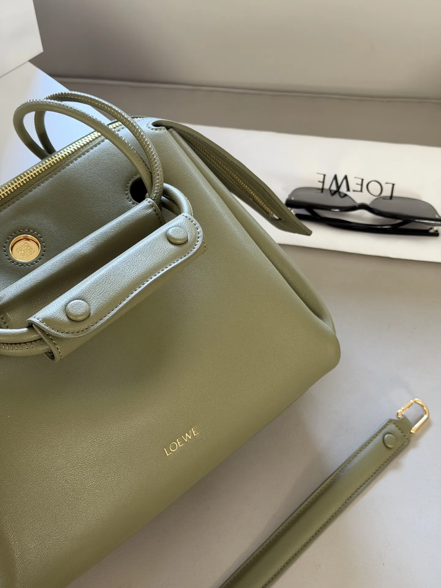 💰270 配盒 size：28*23cm LOEWE-Madrid，高级感十足~ 梦回马德里 种草这款包了，单肩手提背真好看！ 柔软的包身搭配垂坠的双提手， 侧面有裥褶设计， 以条状肩带收束， 呈现出松弛的高级感。