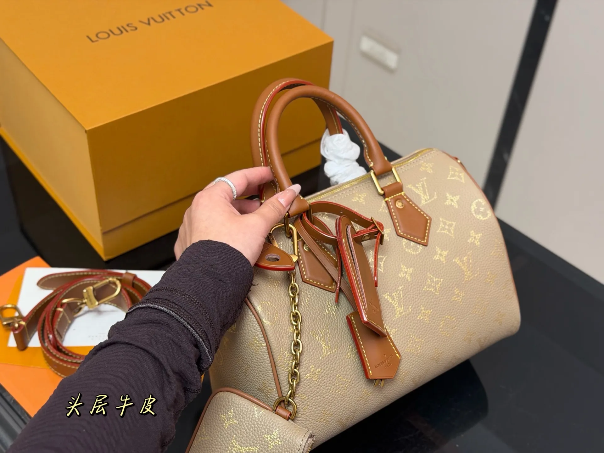 &yen;400 配盒 size：25cm 快來看看Lv Speedy25枕头包 公分日常、旅行都適合! 这个尺寸太喜欢了 真好用！也太 COOL！