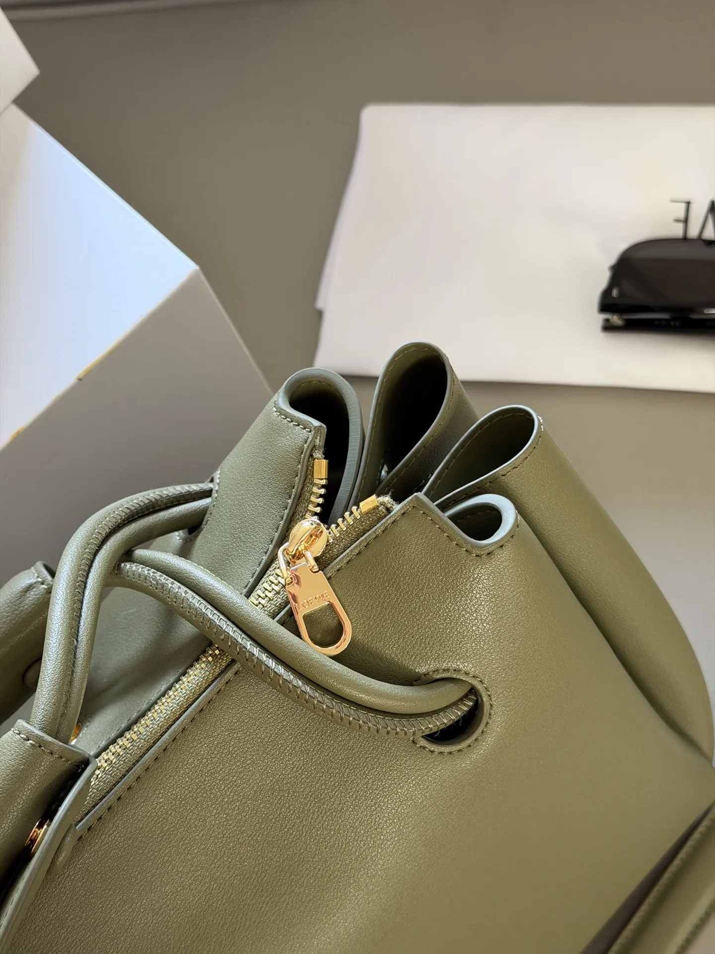 💰270 配盒 size:28*23cm LOEWE-Madrid,高级感十足~ 梦回马德里 种草这款包了,单肩手提背真好看! 柔软的包身搭配垂坠的双提手, 侧面有裥褶设计, 以条状肩带收束, 呈现出松弛的高级感。