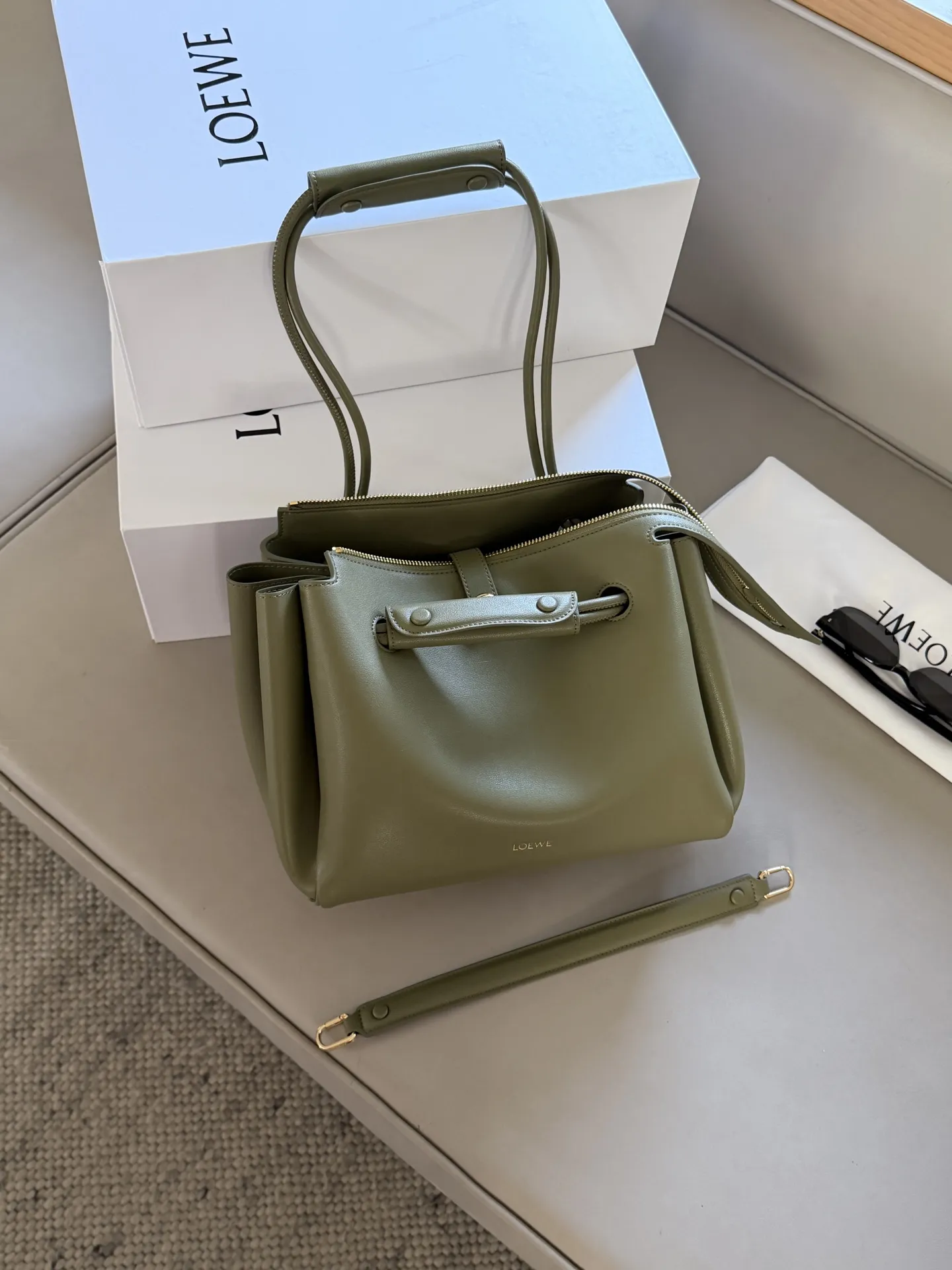 💰270 配盒 size:28*23cm LOEWE-Madrid,高级感十足~ 梦回马德里 种草这款包了,单肩手提背真好看! 柔软的包身搭配垂坠的双提手, 侧面有裥褶设计, 以条状肩带收束, 呈现出松弛的高级感。