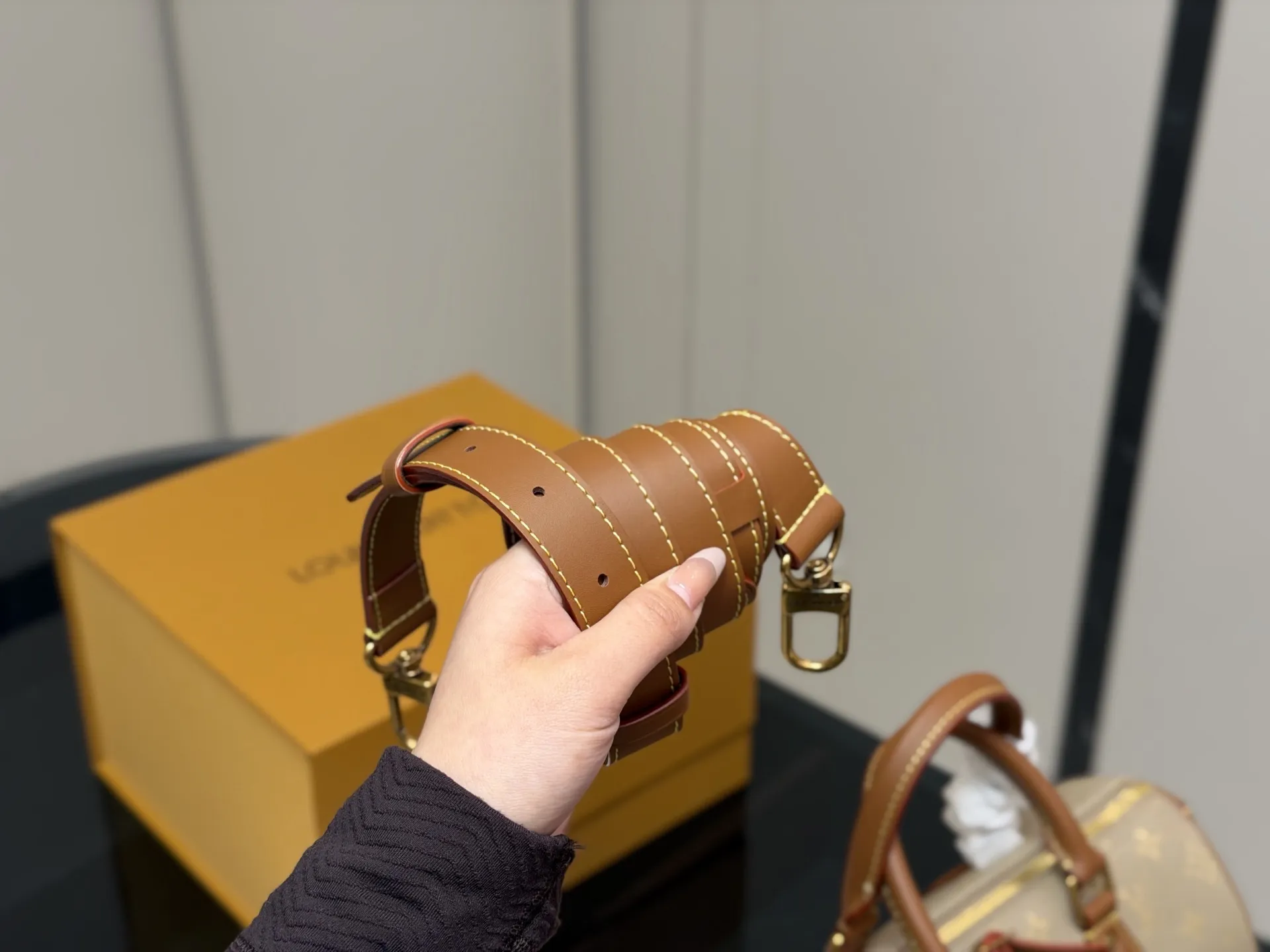 ¥400 配盒 size:25cm 快來看看Lv Speedy25枕头包 公分日常、旅行都適合! 这个尺寸太喜欢了 真好用!也太 COOL!