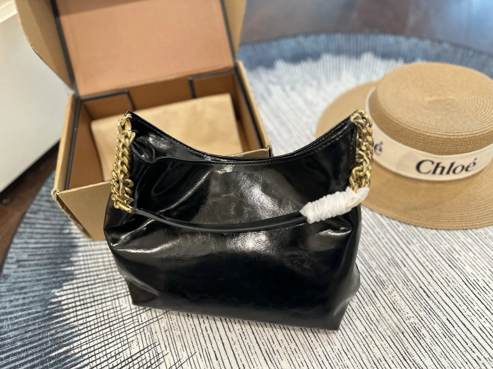 p155 礼盒包装 尺寸 25cm YSL 复古又摩登，金属肩带点缀，设计感满满。内部隔层丰富，通勤休闲都能轻松驾驭，实用又时髦！这款包是YSL经典复刻，明星博主都在背，松弛高级感轻松拿捏，是提升穿搭质感的点睛之选