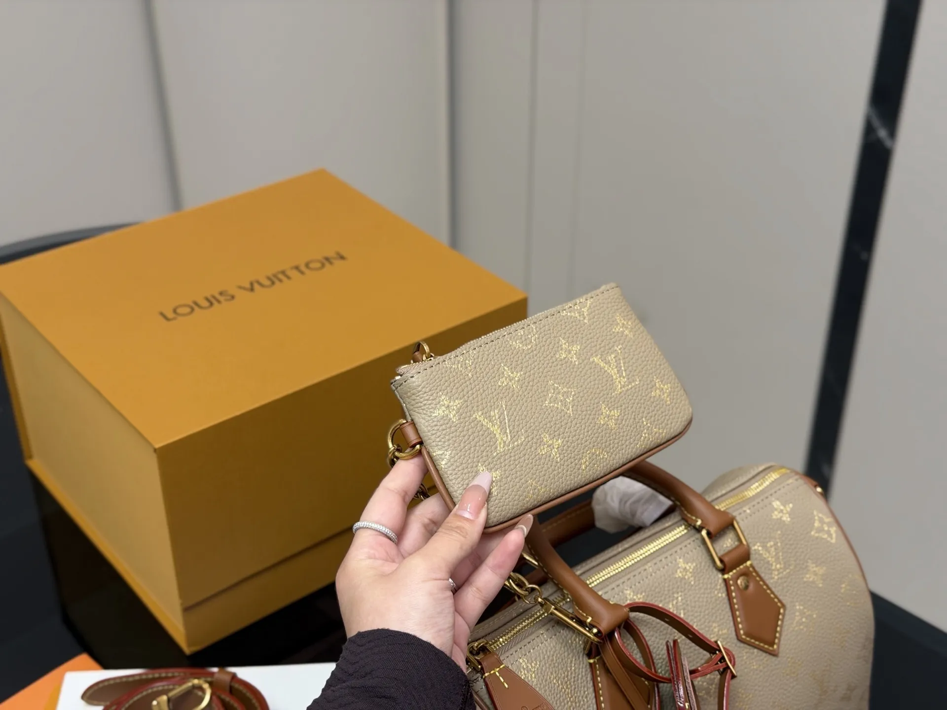 &yen;400 配盒 size：25cm 快來看看Lv Speedy25枕头包 公分日常、旅行都適合! 这个尺寸太喜欢了 真好用！也太 COOL！
