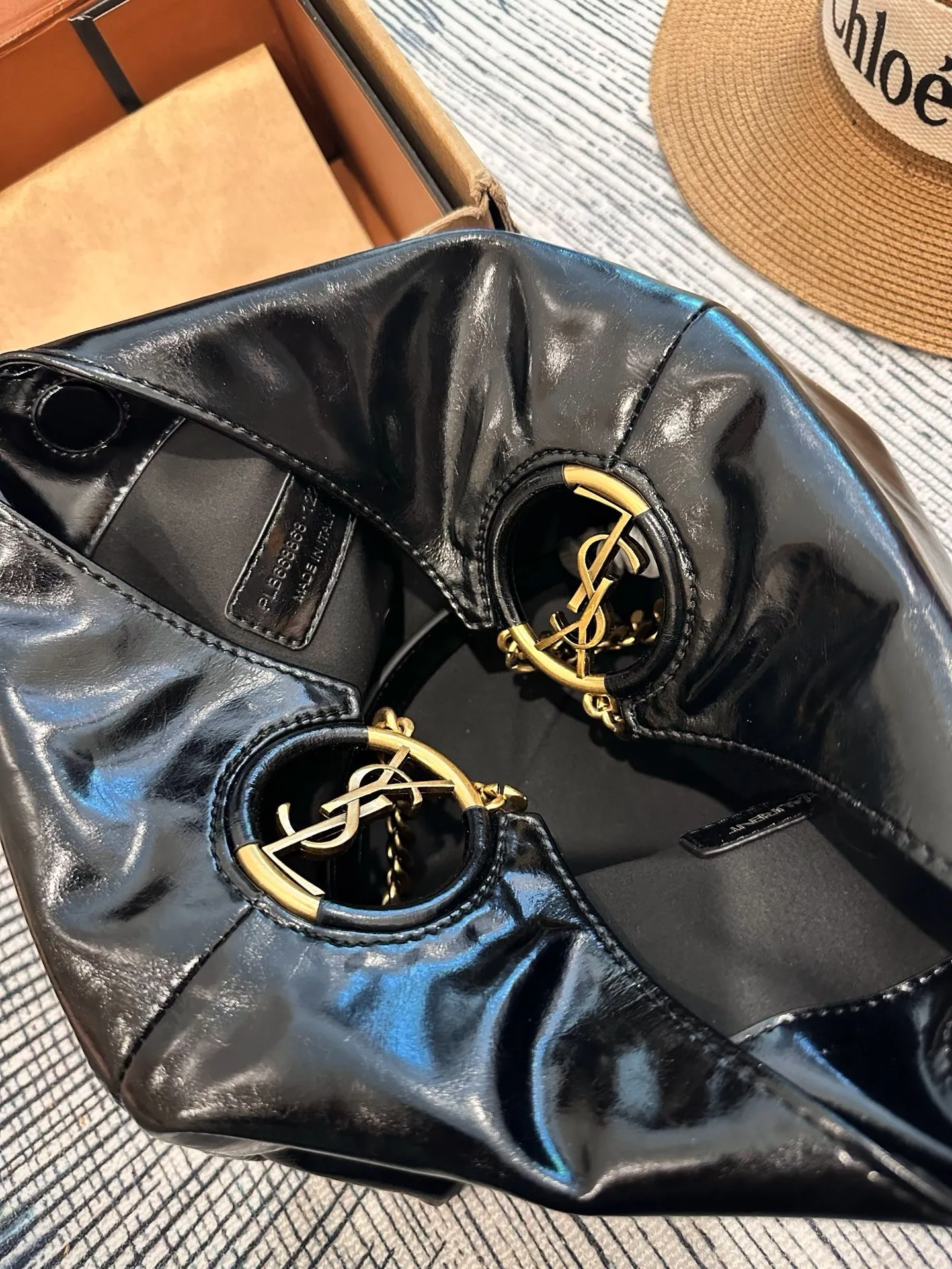 p155 礼盒包装 尺寸 25cm YSL 复古又摩登,金属肩带点缀,设计感满满。内部隔层丰富,通勤休闲都能轻松驾驭,实用又时髦!这款包是YSL经典复刻,明星博主都在背,松弛高级感轻松拿捏,是提升穿搭质感的点睛之选