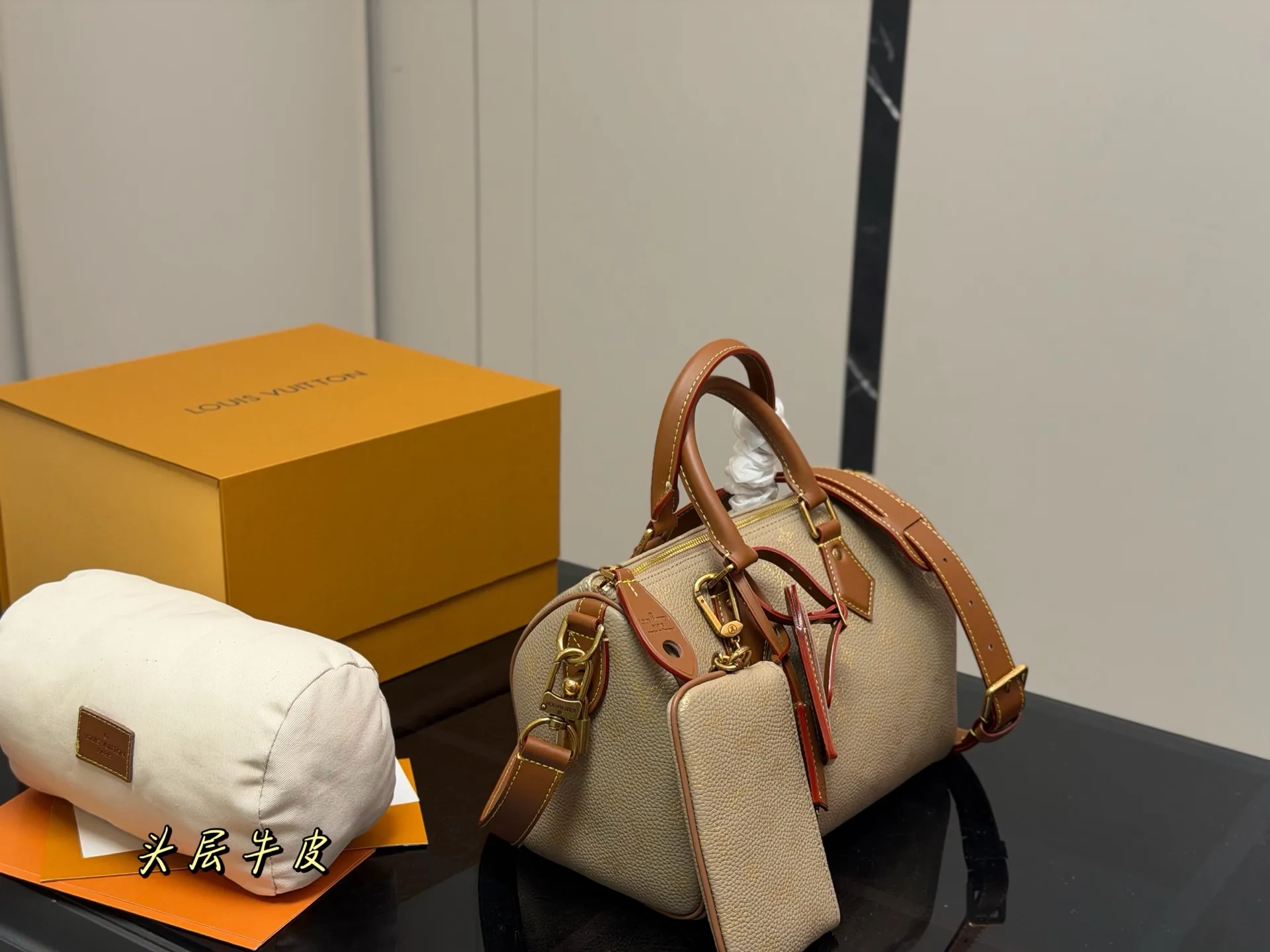 &yen;400 配盒 size：25cm 快來看看Lv Speedy25枕头包 公分日常、旅行都適合! 这个尺寸太喜欢了 真好用！也太 COOL！