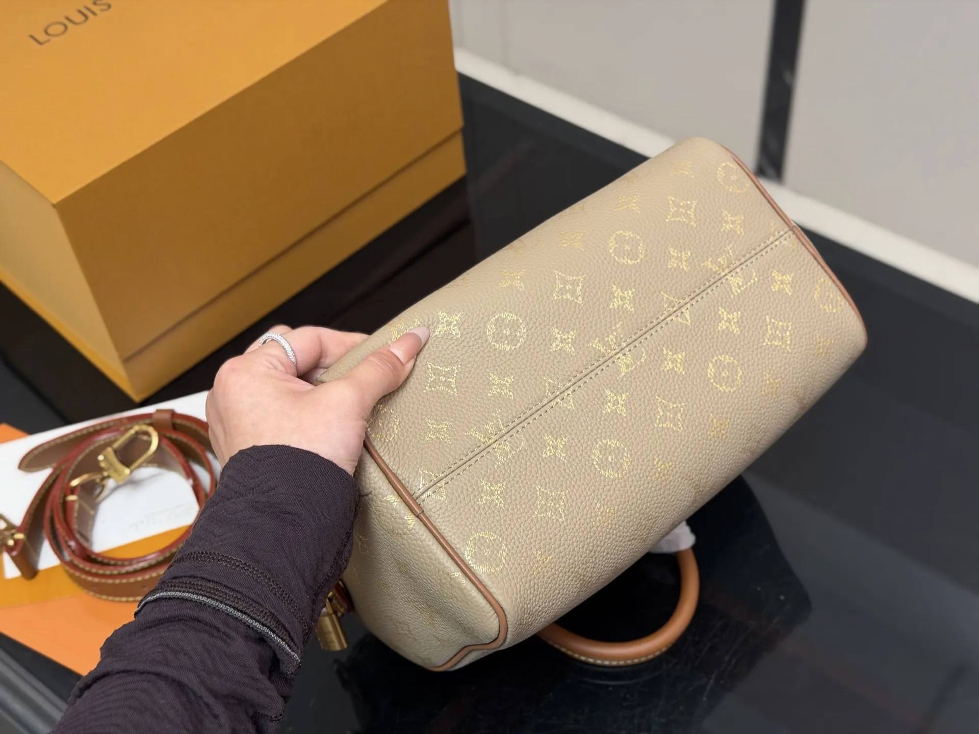 ¥400 配盒 size:25cm 快來看看Lv Speedy25枕头包 公分日常、旅行都適合! 这个尺寸太喜欢了 真好用!也太 COOL!