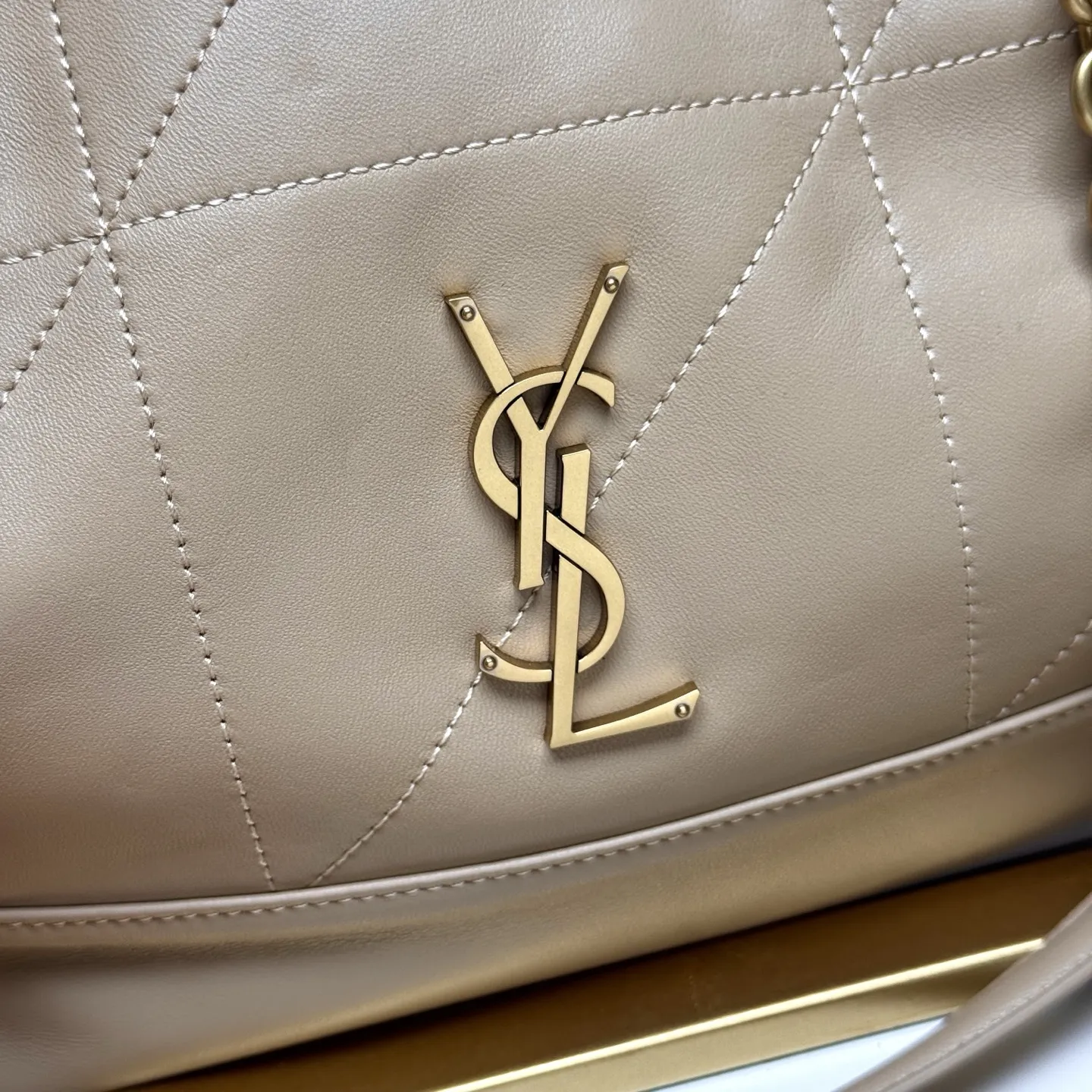 【小号】羊皮/古金💰💰590 🌈YSL 新款小号Jamie 4.3 large pochon羊皮腋下包。设计师真的太懂消费者需要什么了吧🉑️很多托特包的设计都没法让颜值和实用性两者都兼得,但是!这只tote做到了!它包身轻,容量大,而且还很优雅!是有设计在线,且贵气满满的实用型tote,我觉得比22bag好看耶!这是可以说的吗😍还是一只可以让你实现优雅带娃的妈咪包 型号:833948【原厂皮】 尺寸:27×29×11cm