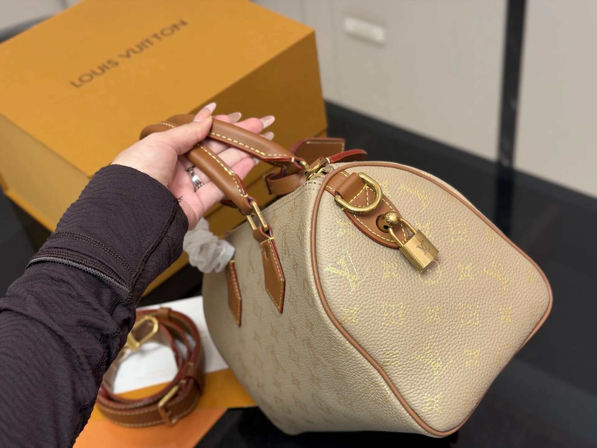 ¥400 配盒 size:25cm 快來看看Lv Speedy25枕头包 公分日常、旅行都適合! 这个尺寸太喜欢了 真好用!也太 COOL!
