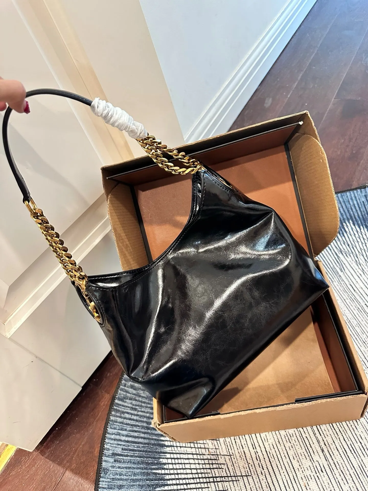 p155 礼盒包装 尺寸 25cm YSL 复古又摩登,金属肩带点缀,设计感满满。内部隔层丰富,通勤休闲都能轻松驾驭,实用又时髦!这款包是YSL经典复刻,明星博主都在背,松弛高级感轻松拿捏,是提升穿搭质感的点睛之选