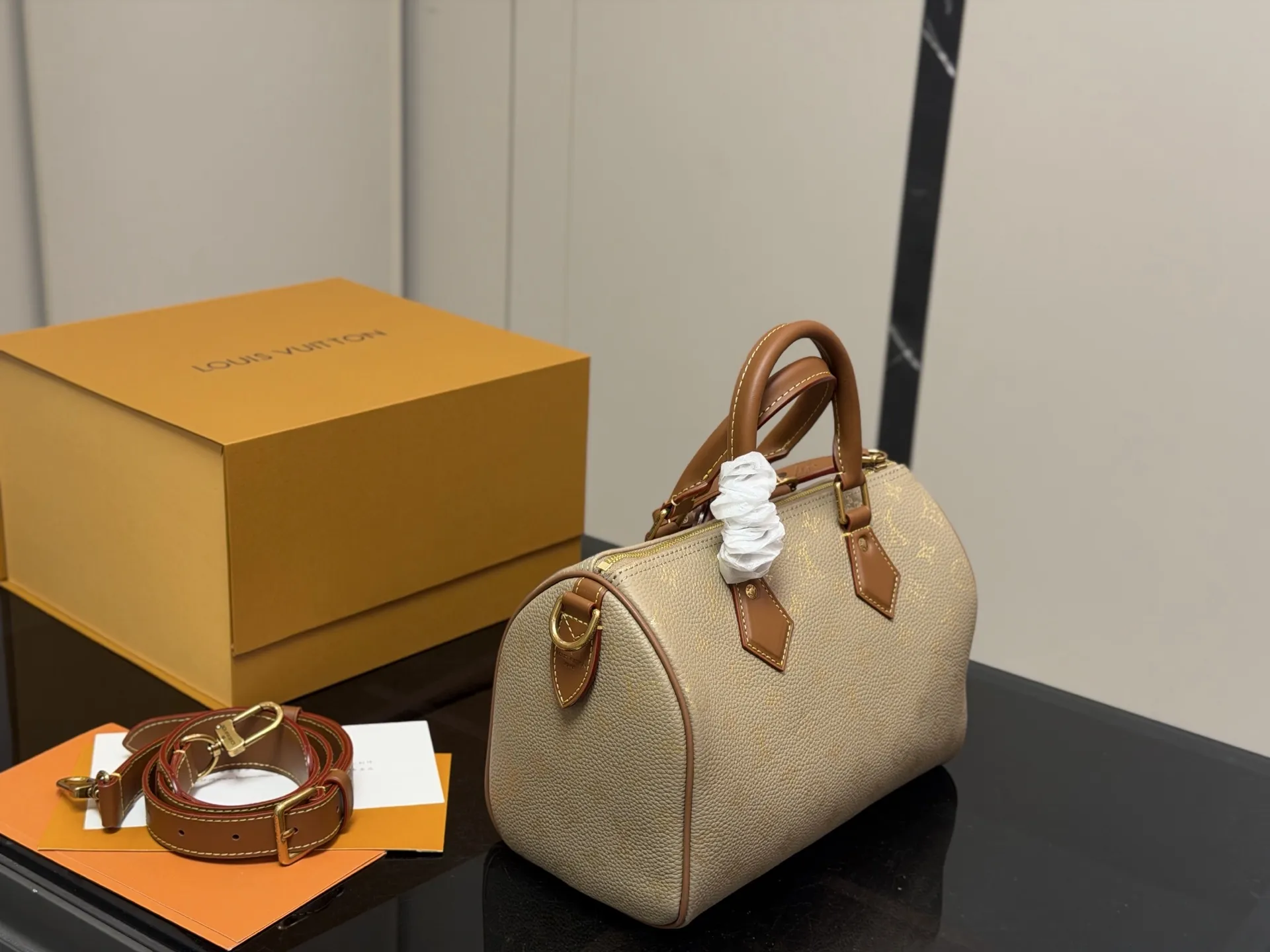 ¥400 配盒 size:25cm 快來看看Lv Speedy25枕头包 公分日常、旅行都適合! 这个尺寸太喜欢了 真好用!也太 COOL!