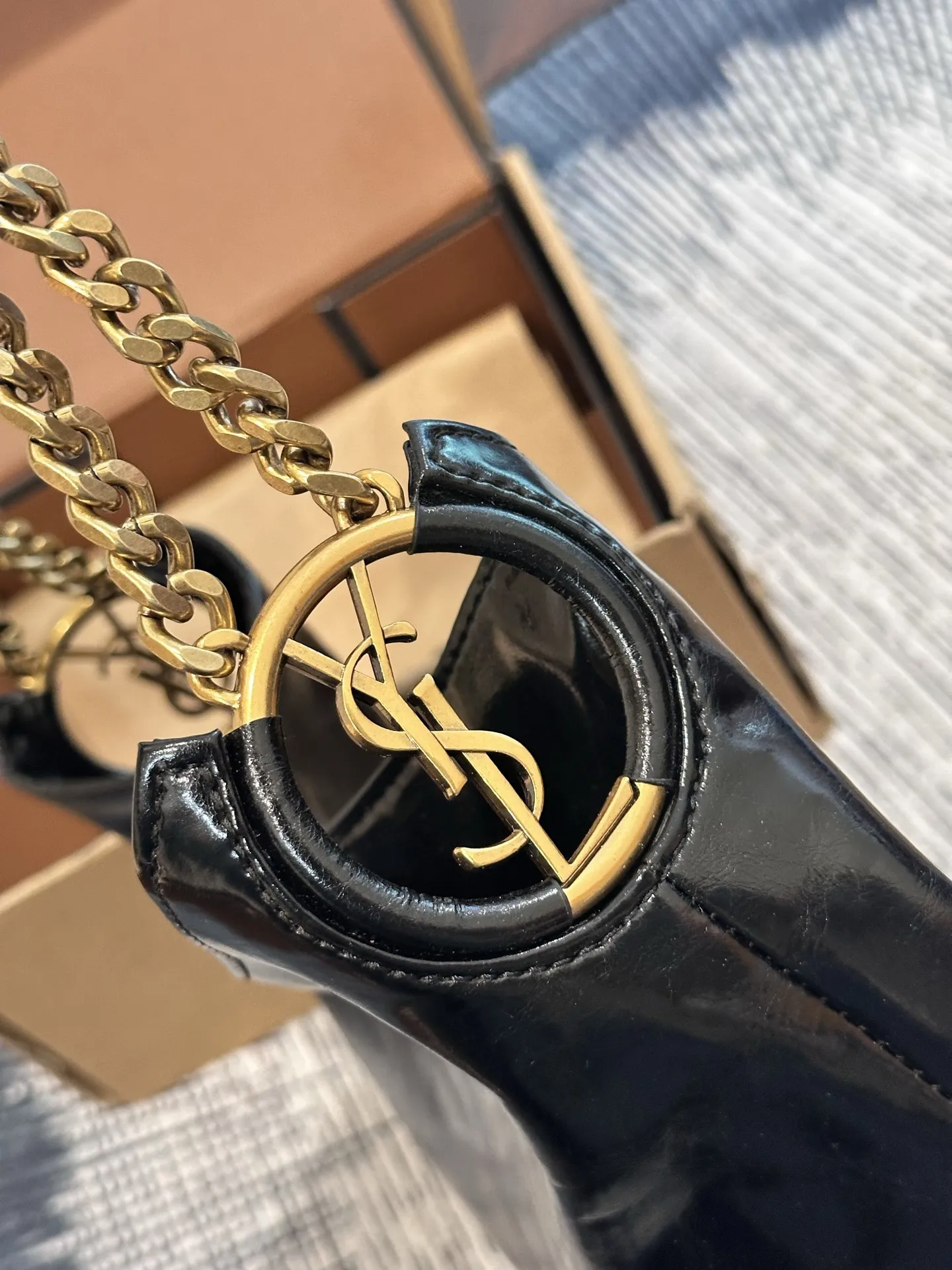 p155 礼盒包装 尺寸 25cm YSL 复古又摩登,金属肩带点缀,设计感满满。内部隔层丰富,通勤休闲都能轻松驾驭,实用又时髦!这款包是YSL经典复刻,明星博主都在背,松弛高级感轻松拿捏,是提升穿搭质感的点睛之选