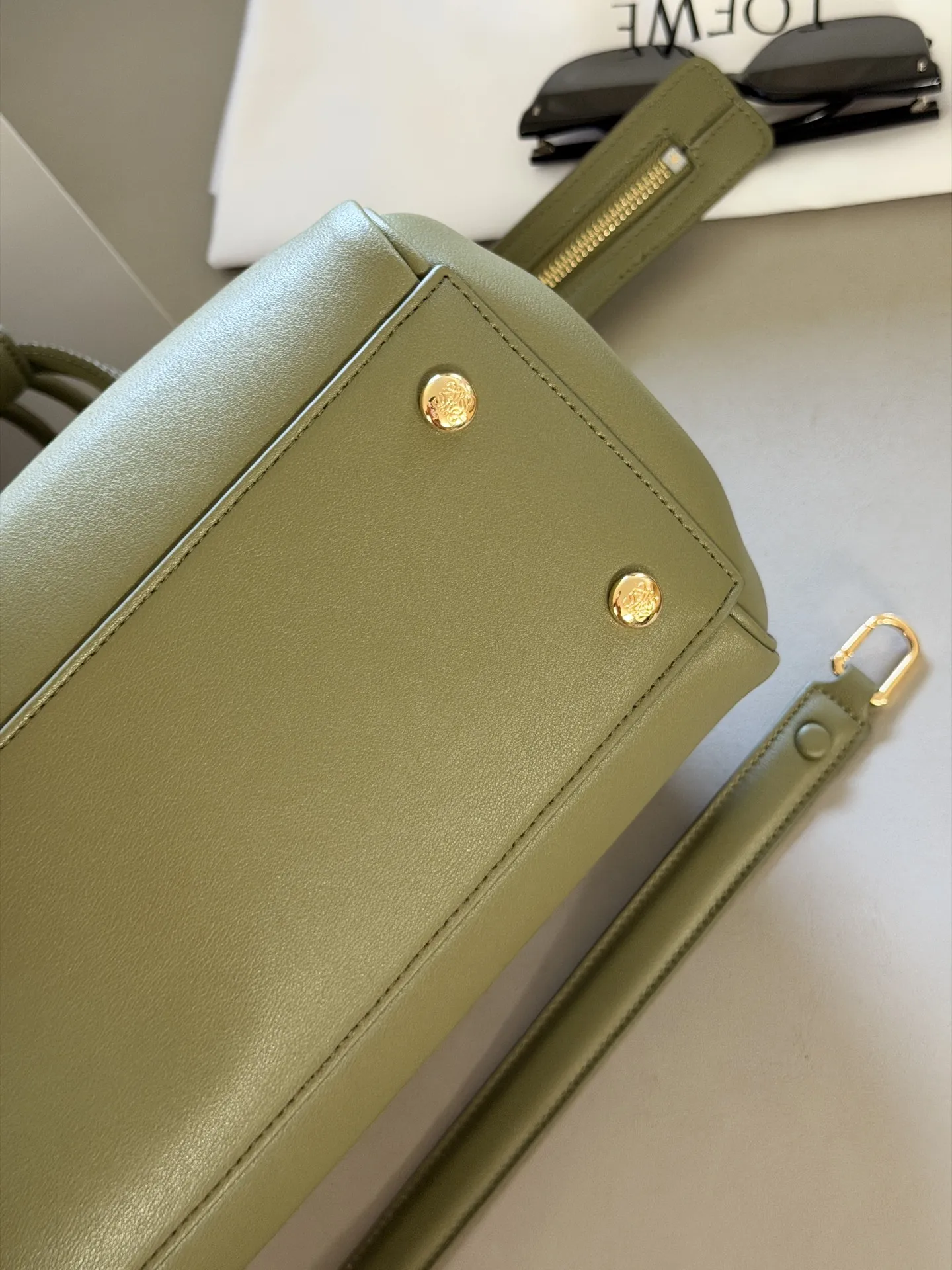 💰270 配盒 size：28*23cm LOEWE-Madrid，高级感十足~ 梦回马德里 种草这款包了，单肩手提背真好看！ 柔软的包身搭配垂坠的双提手， 侧面有裥褶设计， 以条状肩带收束， 呈现出松弛的高级感。
