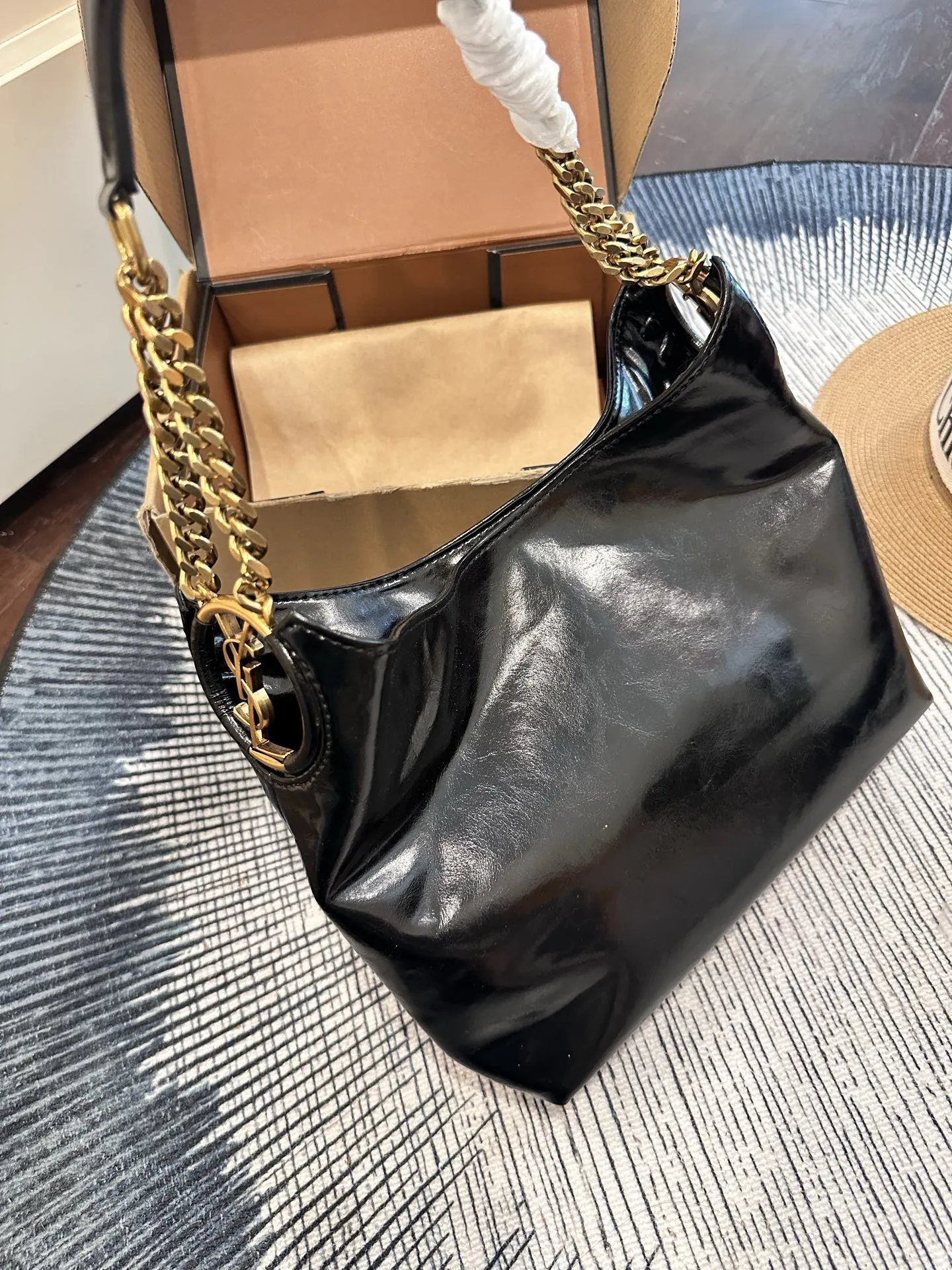 p155 礼盒包装 尺寸 25cm YSL 复古又摩登，金属肩带点缀，设计感满满。内部隔层丰富，通勤休闲都能轻松驾驭，实用又时髦！这款包是YSL经典复刻，明星博主都在背，松弛高级感轻松拿捏，是提升穿搭质感的点睛之选