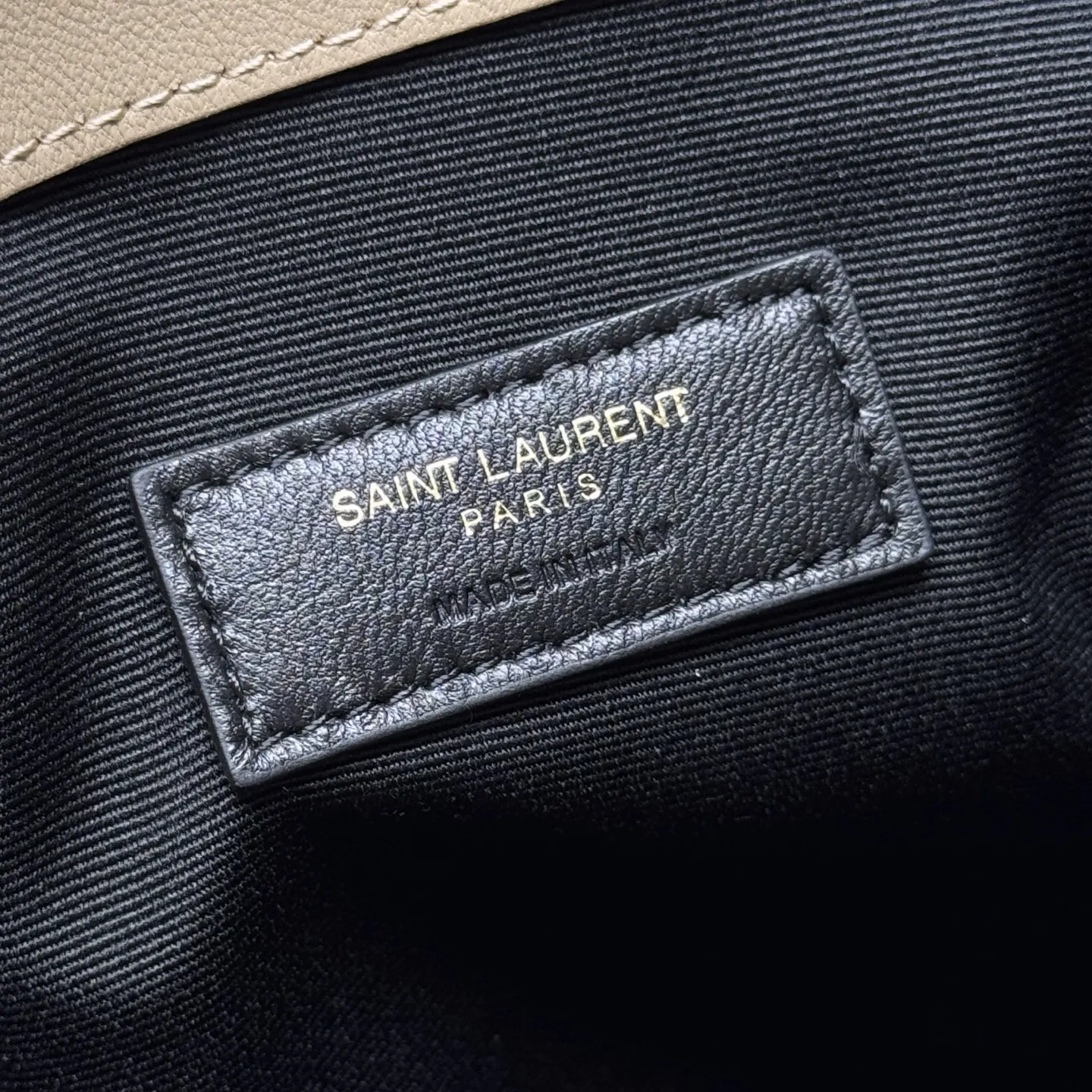 【小号】羊皮/古金💰💰590 🌈YSL 新款小号Jamie 4.3 large pochon羊皮腋下包。设计师真的太懂消费者需要什么了吧🉑️很多托特包的设计都没法让颜值和实用性两者都兼得，但是！这只tote做到了！它包身轻，容量大，而且还很优雅！是有设计在线，且贵气满满的实用型tote，我觉得比22bag好看耶！这是可以说的吗😍还是一只可以让你实现优雅带娃的妈咪包 型号：833948【原厂皮】 尺寸：27&times;29&times;11cm