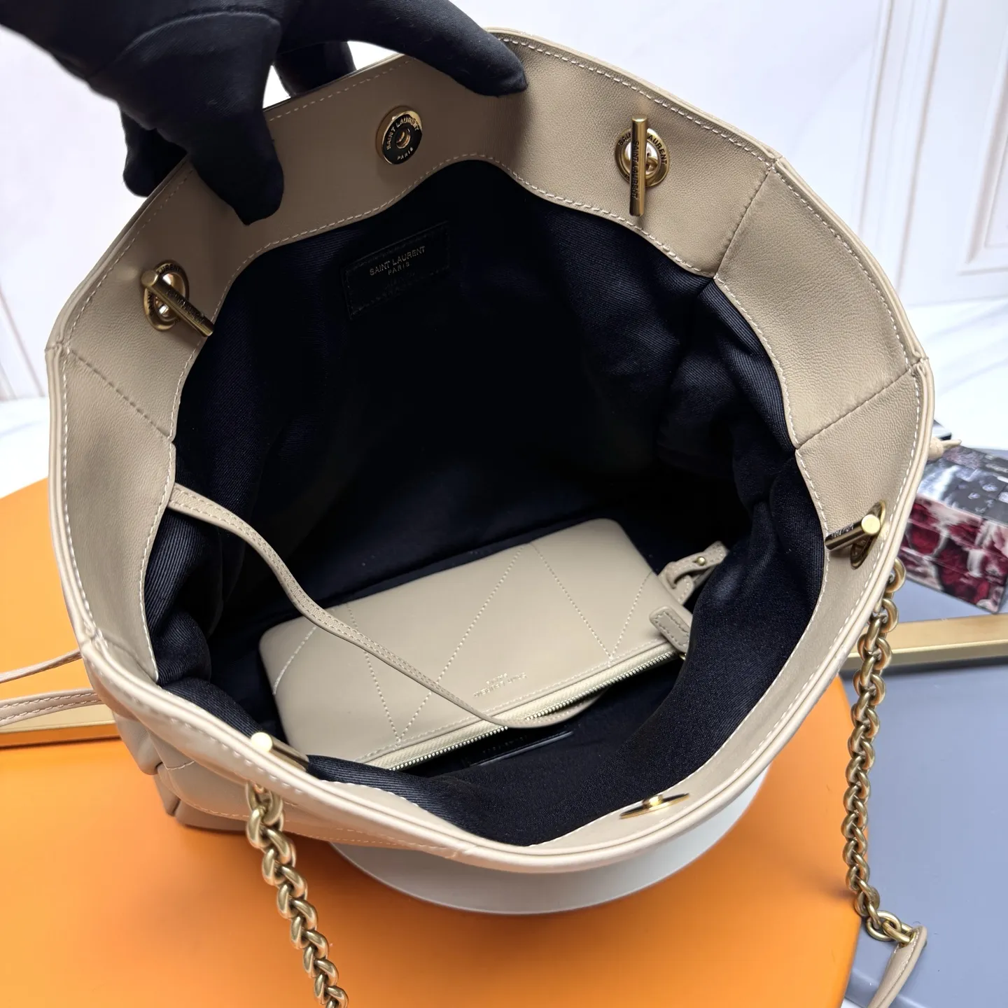 【小号】羊皮/古金💰💰590 🌈YSL 新款小号Jamie 4.3 large pochon羊皮腋下包。设计师真的太懂消费者需要什么了吧🉑️很多托特包的设计都没法让颜值和实用性两者都兼得,但是!这只tote做到了!它包身轻,容量大,而且还很优雅!是有设计在线,且贵气满满的实用型tote,我觉得比22bag好看耶!这是可以说的吗😍还是一只可以让你实现优雅带娃的妈咪包 型号:833948【原厂皮】 尺寸:27×29×11cm