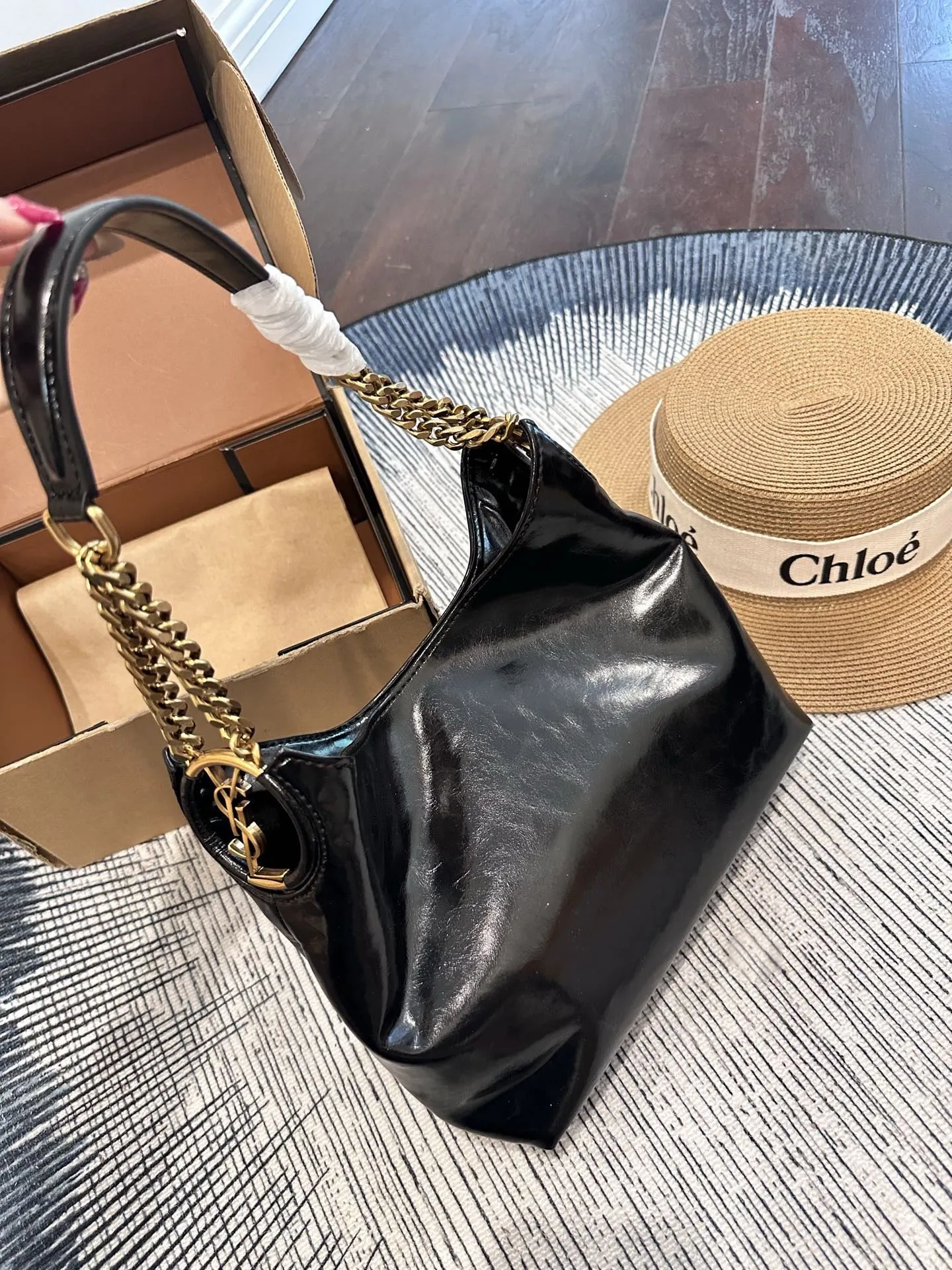 p155 礼盒包装 尺寸 25cm YSL 复古又摩登，金属肩带点缀，设计感满满。内部隔层丰富，通勤休闲都能轻松驾驭，实用又时髦！这款包是YSL经典复刻，明星博主都在背，松弛高级感轻松拿捏，是提升穿搭质感的点睛之选