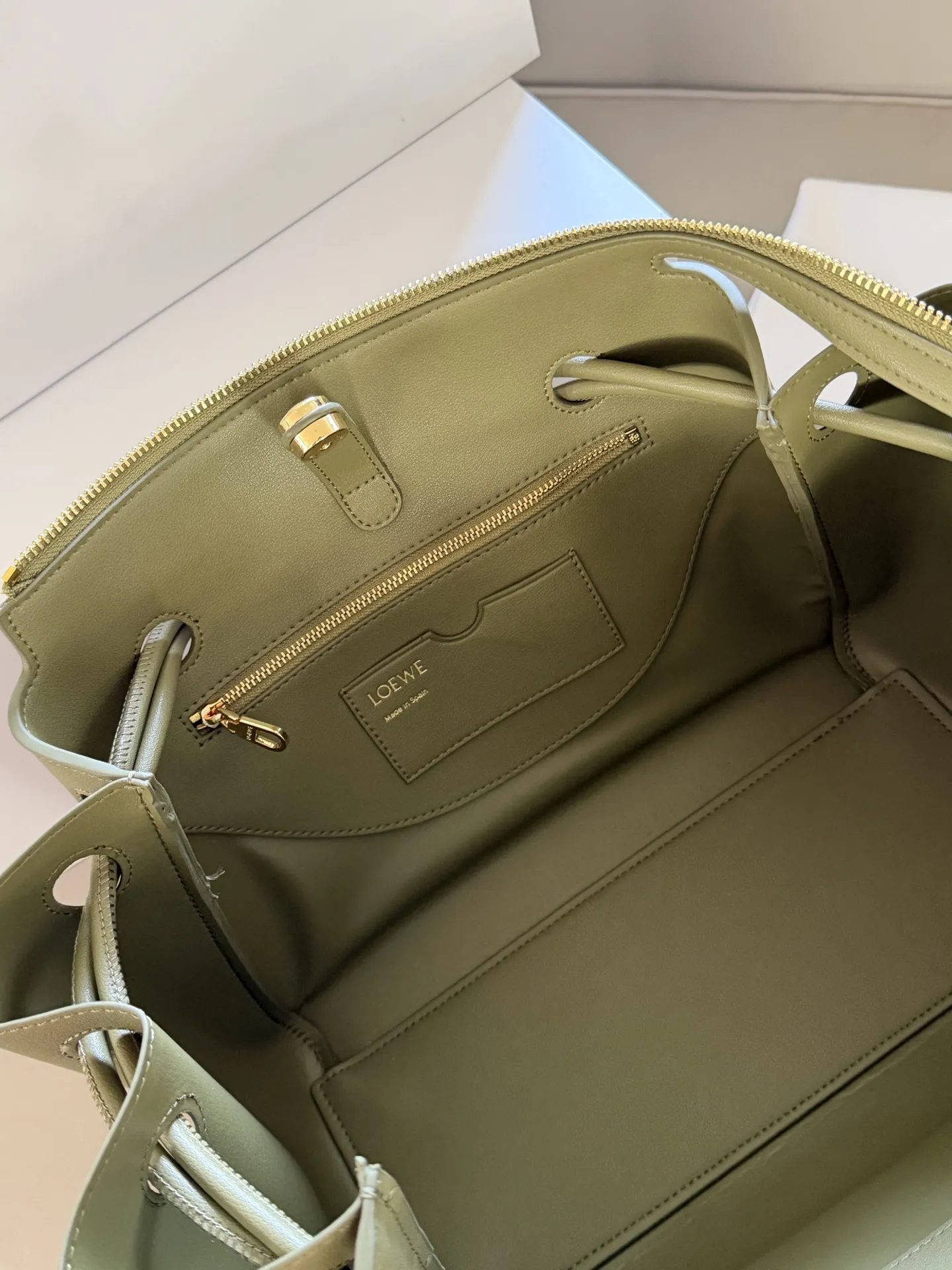 💰270 配盒 size：28*23cm LOEWE-Madrid，高级感十足~ 梦回马德里 种草这款包了，单肩手提背真好看！ 柔软的包身搭配垂坠的双提手， 侧面有裥褶设计， 以条状肩带收束， 呈现出松弛的高级感。