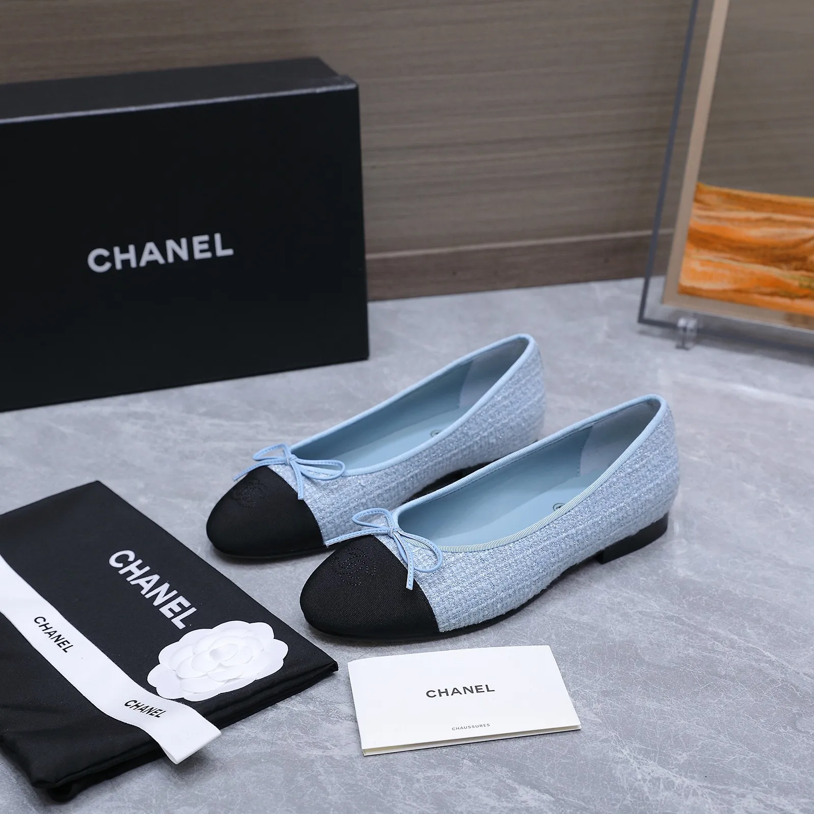 高版本⚡ Chanel 小香经典款芭蕾舞鞋蝴蝶结平底单鞋 经典香奈儿拼色芭蕾鞋,蝴蝶结与双C Logo的组合,把法式优雅和少女感平衡得刚刚好。小羊皮的细腻质感,加上低跟设计,通勤、约会都能轻松驾驭,是鞋柜里永不过时的优雅选择。 ✅认准我家的品质(最新升级版本⚠️从材质到细节以及楦型线条都己经调改与优化,线条感更加的优美秀气 显瘦修饰脚型,更加的好穿贴脚,舒适度更是无敌了~上脚超级好看~高级又不失优雅气质)注意‼️区分市场普通版 鞋面:甄选原版定制马毛 内里:A级羊皮 跟高:2Cm 鞋底:意大利A级真皮大底 码数:35-39(34、40-44定制不退换) 专柜全套精美包装📦 价格:275💰