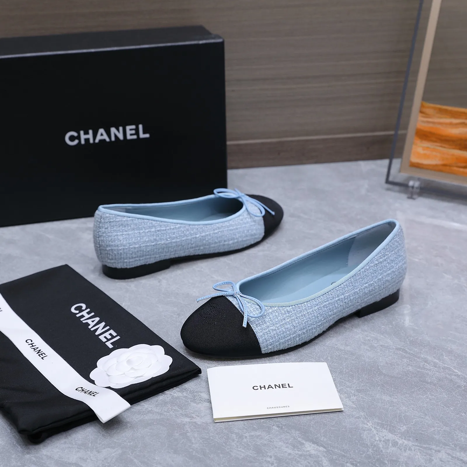 高版本⚡ Chanel 小香经典款芭蕾舞鞋蝴蝶结平底单鞋 经典香奈儿拼色芭蕾鞋,蝴蝶结与双C Logo的组合,把法式优雅和少女感平衡得刚刚好。小羊皮的细腻质感,加上低跟设计,通勤、约会都能轻松驾驭,是鞋柜里永不过时的优雅选择。 ✅认准我家的品质(最新升级版本⚠️从材质到细节以及楦型线条都己经调改与优化,线条感更加的优美秀气 显瘦修饰脚型,更加的好穿贴脚,舒适度更是无敌了~上脚超级好看~高级又不失优雅气质)注意‼️区分市场普通版 鞋面:甄选原版定制马毛 内里:A级羊皮 跟高:2Cm 鞋底:意大利A级真皮大底 码数:35-39(34、40-44定制不退换) 专柜全套精美包装📦 价格:275💰