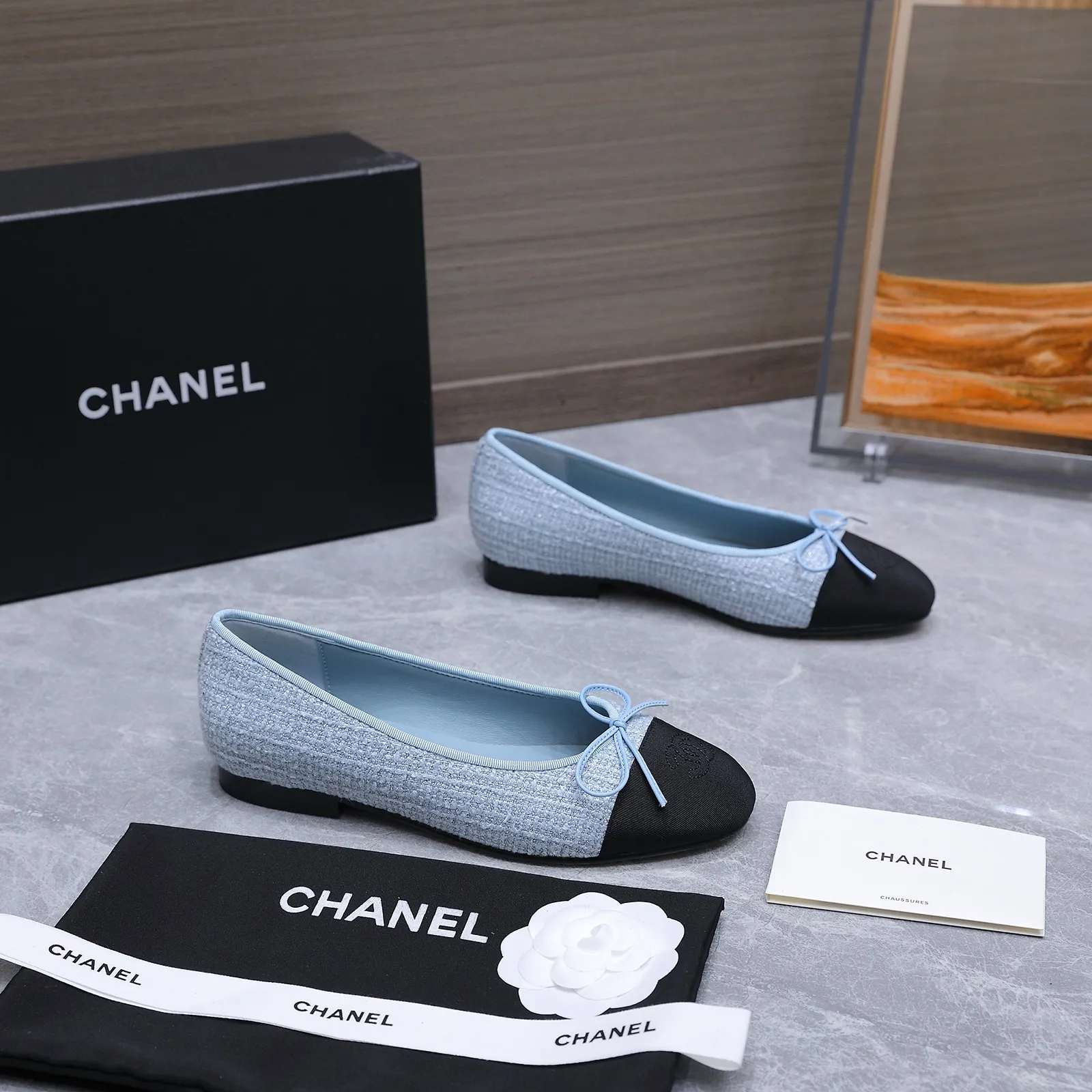 高版本⚡ Chanel 小香经典款芭蕾舞鞋蝴蝶结平底单鞋 经典香奈儿拼色芭蕾鞋，蝴蝶结与双C Logo的组合，把法式优雅和少女感平衡得刚刚好。小羊皮的细腻质感，加上低跟设计，通勤、约会都能轻松驾驭，是鞋柜里永不过时的优雅选择。 ✅认准我家的品质（最新升级版本⚠️从材质到细节以及楦型线条都己经调改与优化，线条感更加的优美秀气 显瘦修饰脚型，更加的好穿贴脚，舒适度更是无敌了～上脚超级好看～高级又不失优雅气质）注意‼️区分市场普通版 鞋面：甄选原版定制马毛 内里：A级羊皮 跟高：2Cm 鞋底：意大利A级真皮大底 码数：35-39（34、40-44定制不退换） 专柜全套精美包装📦 价格：275💰