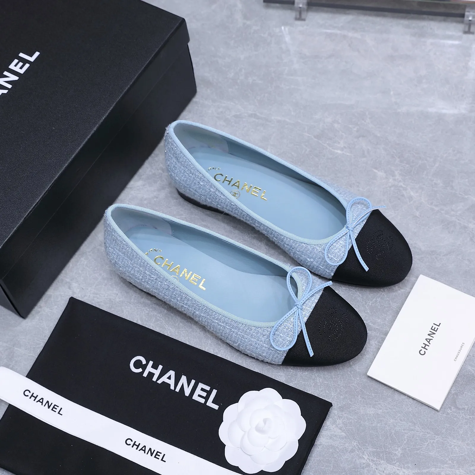 高版本⚡ Chanel 小香经典款芭蕾舞鞋蝴蝶结平底单鞋 经典香奈儿拼色芭蕾鞋,蝴蝶结与双C Logo的组合,把法式优雅和少女感平衡得刚刚好。小羊皮的细腻质感,加上低跟设计,通勤、约会都能轻松驾驭,是鞋柜里永不过时的优雅选择。 ✅认准我家的品质(最新升级版本⚠️从材质到细节以及楦型线条都己经调改与优化,线条感更加的优美秀气 显瘦修饰脚型,更加的好穿贴脚,舒适度更是无敌了~上脚超级好看~高级又不失优雅气质)注意‼️区分市场普通版 鞋面:甄选原版定制马毛 内里:A级羊皮 跟高:2Cm 鞋底:意大利A级真皮大底 码数:35-39(34、40-44定制不退换) 专柜全套精美包装📦 价格:275💰