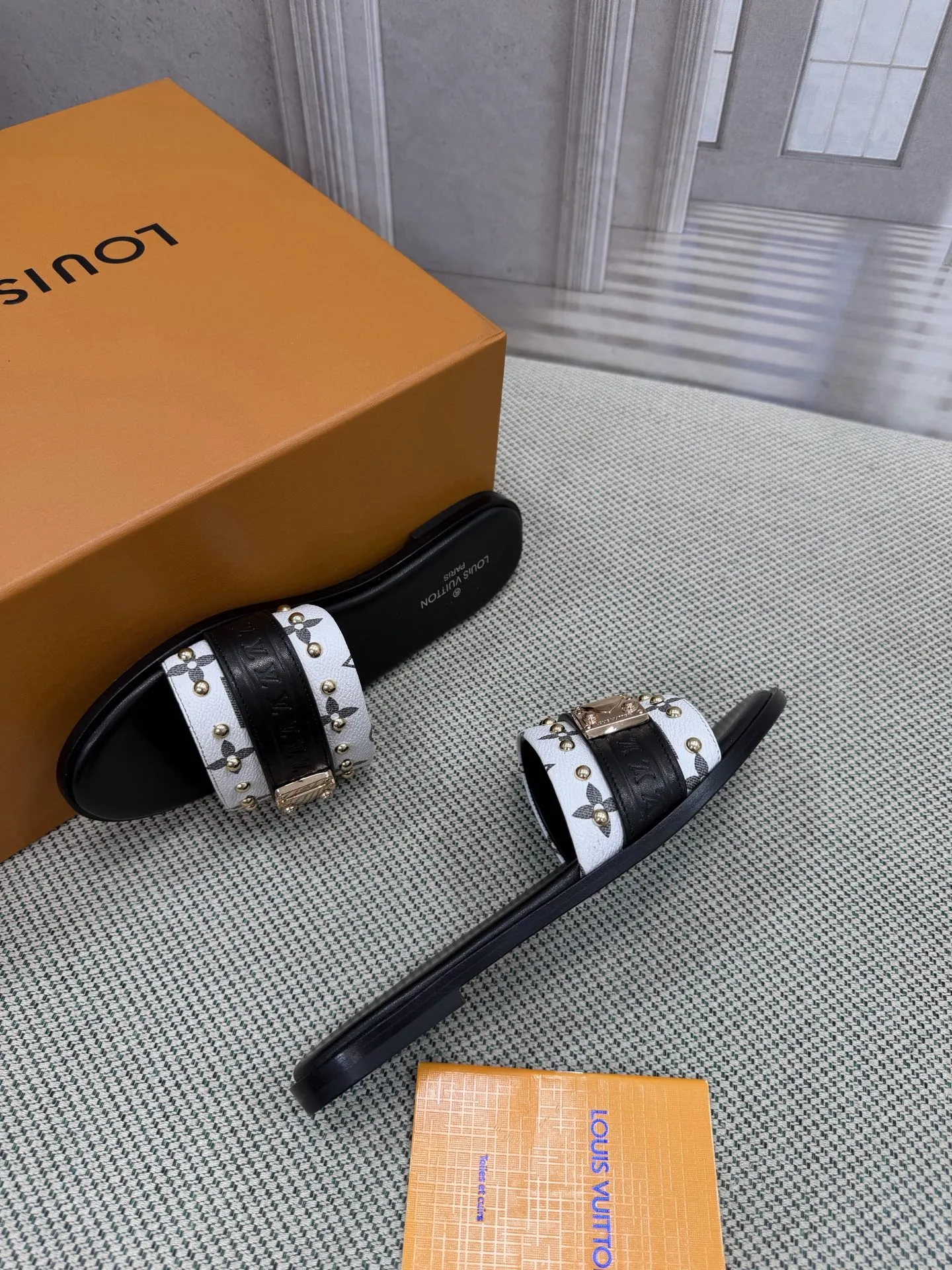 p310 LV | 路易威登 春夏新款 顶级版本‼️原版一致 专柜主打最新款 LV 老花鉚钉平底拖鞋 硬货上新🆕 ❥BS代购级别!高级感十足!国内外博主刷爆的一款,复古又时髦 上脚美炸了!官网主推款★ ━━━━━ ЅᏇєєt ━━━━━ ▪️鞋面:原版高定制老花皮 ▪️内里:进口羊皮里 ▪️大底:原版进口真皮大底 ▪️跟高:平底 ▪️鞋码: 35-39(40、41、42定制)