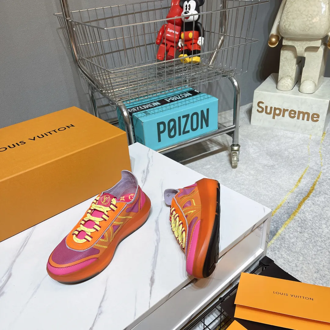 出厂290💰LV 26新款 SPRINT LV家26新款SPRINT运动鞋，这款运动鞋结合多种功能性制造，为足部提供最佳的支撑，穿著格外舒服，并展现随性优雅的时尚格调，半透明的弹性鞋底，让设计更臻完美。 女35-41码