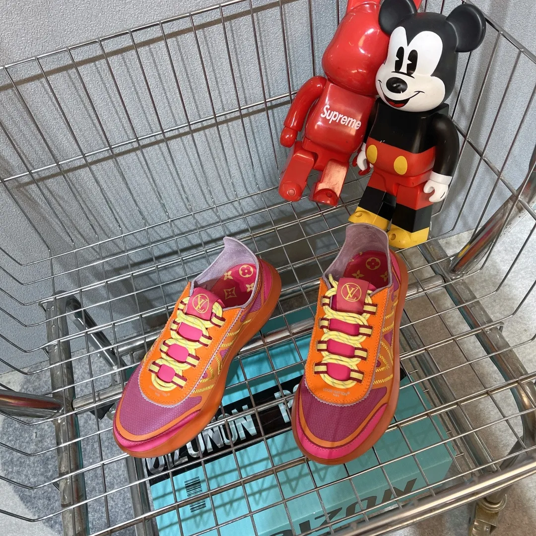 出厂290💰LV 26新款 SPRINT LV家26新款SPRINT运动鞋，这款运动鞋结合多种功能性制造，为足部提供最佳的支撑，穿著格外舒服，并展现随性优雅的时尚格调，半透明的弹性鞋底，让设计更臻完美。 女35-41码