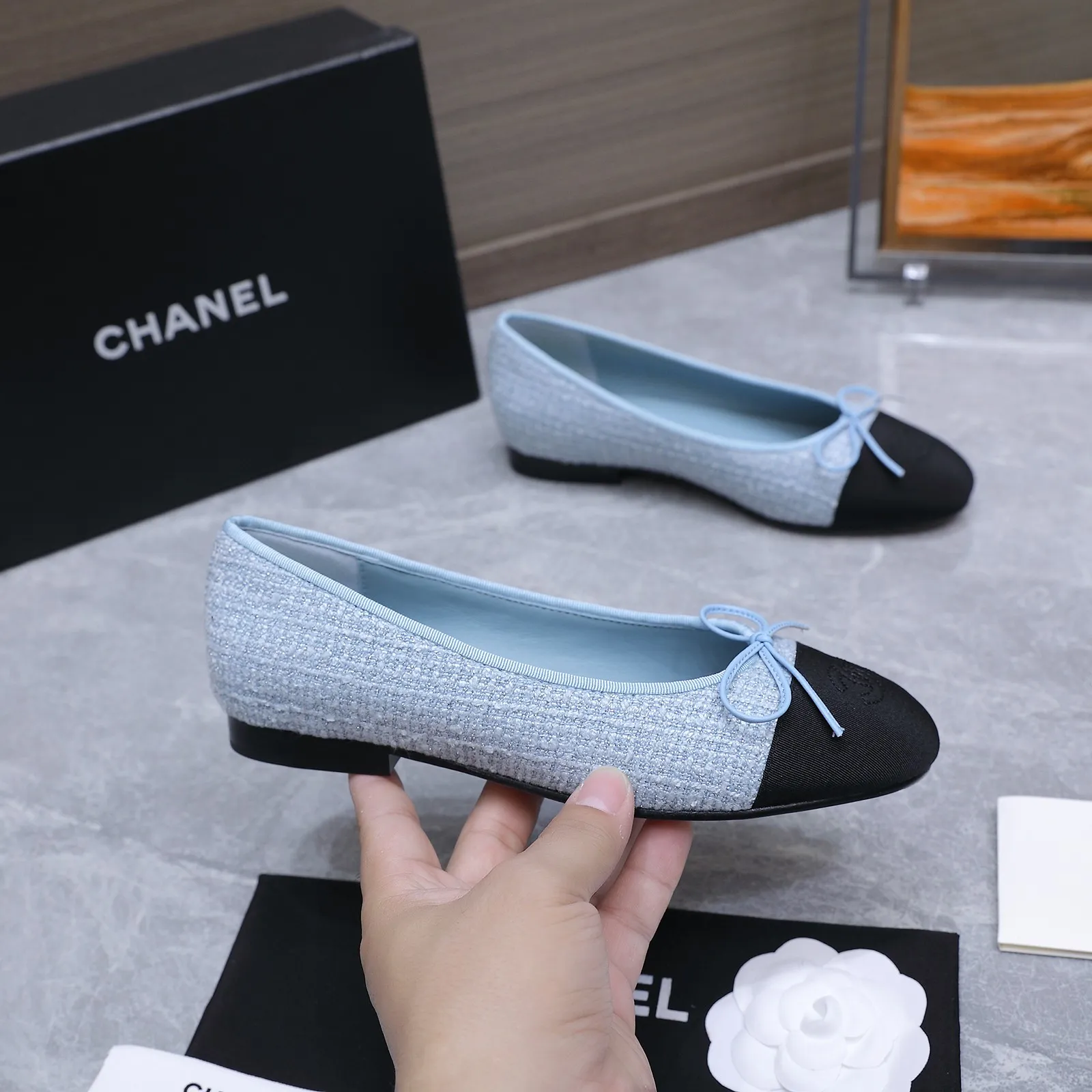 高版本⚡ Chanel 小香经典款芭蕾舞鞋蝴蝶结平底单鞋 经典香奈儿拼色芭蕾鞋，蝴蝶结与双C Logo的组合，把法式优雅和少女感平衡得刚刚好。小羊皮的细腻质感，加上低跟设计，通勤、约会都能轻松驾驭，是鞋柜里永不过时的优雅选择。 ✅认准我家的品质（最新升级版本⚠️从材质到细节以及楦型线条都己经调改与优化，线条感更加的优美秀气 显瘦修饰脚型，更加的好穿贴脚，舒适度更是无敌了～上脚超级好看～高级又不失优雅气质）注意‼️区分市场普通版 鞋面：甄选原版定制马毛 内里：A级羊皮 跟高：2Cm 鞋底：意大利A级真皮大底 码数：35-39（34、40-44定制不退换） 专柜全套精美包装📦 价格：275💰