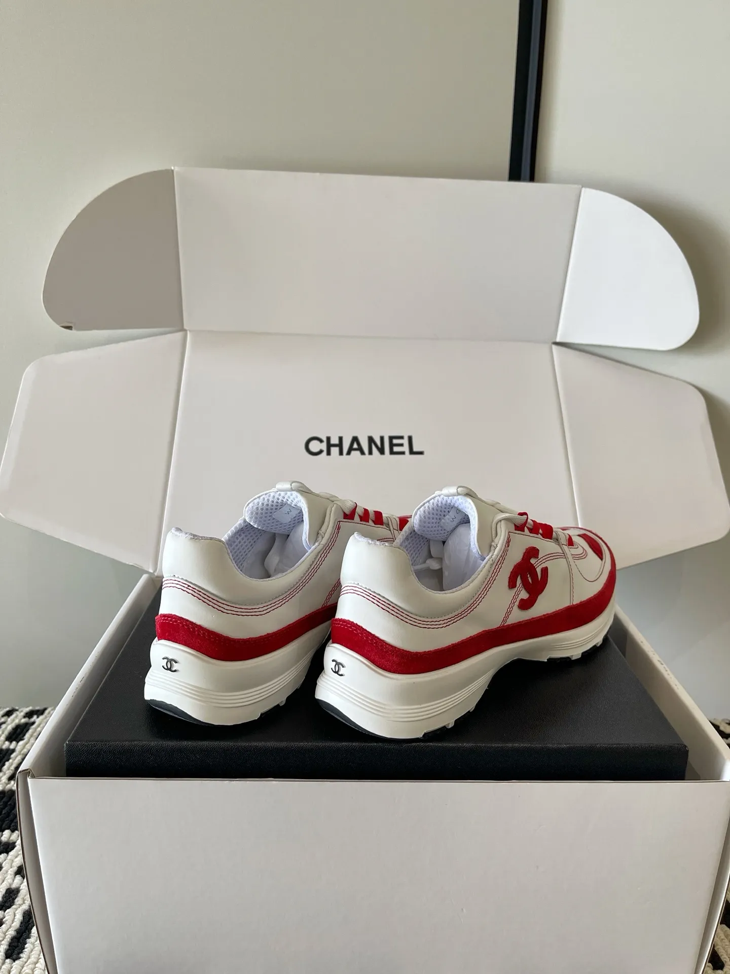 💰 320 chanel 第三代最新 德训 厚底 熊猫配色 运动休闲鞋✔️ 百搭小白鞋 款式搭配 活力满满啊 侧面压印logo 上脚很秀气 鞋面原版定制材料 原版大底 跟高4.5cm Size:35-40