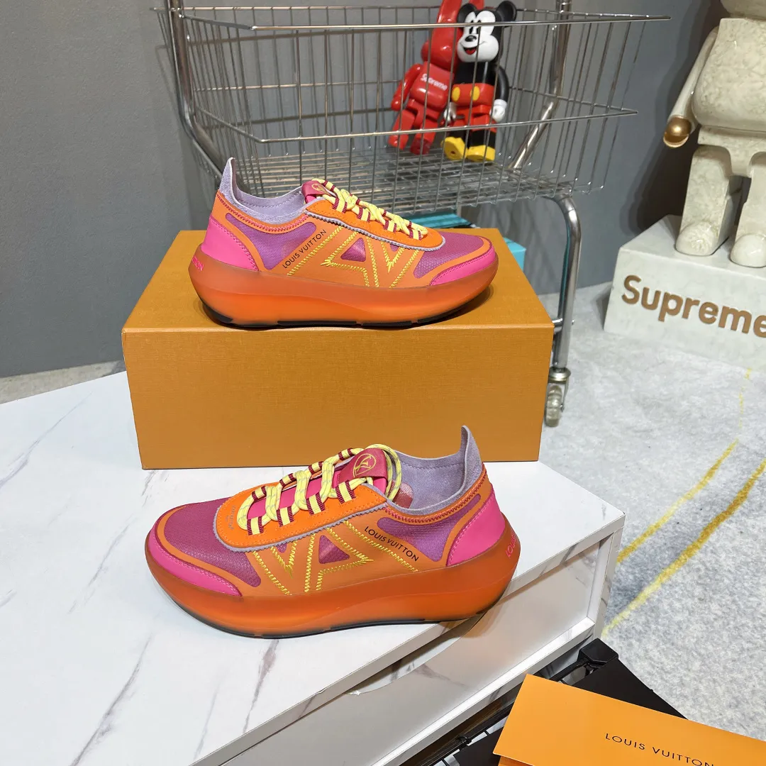 出厂290💰LV 26新款 SPRINT LV家26新款SPRINT运动鞋,这款运动鞋结合多种功能性制造,为足部提供最佳的支撑,穿著格外舒服,并展现随性优雅的时尚格调,半透明的弹性鞋底,让设计更臻完美。 女35-41码