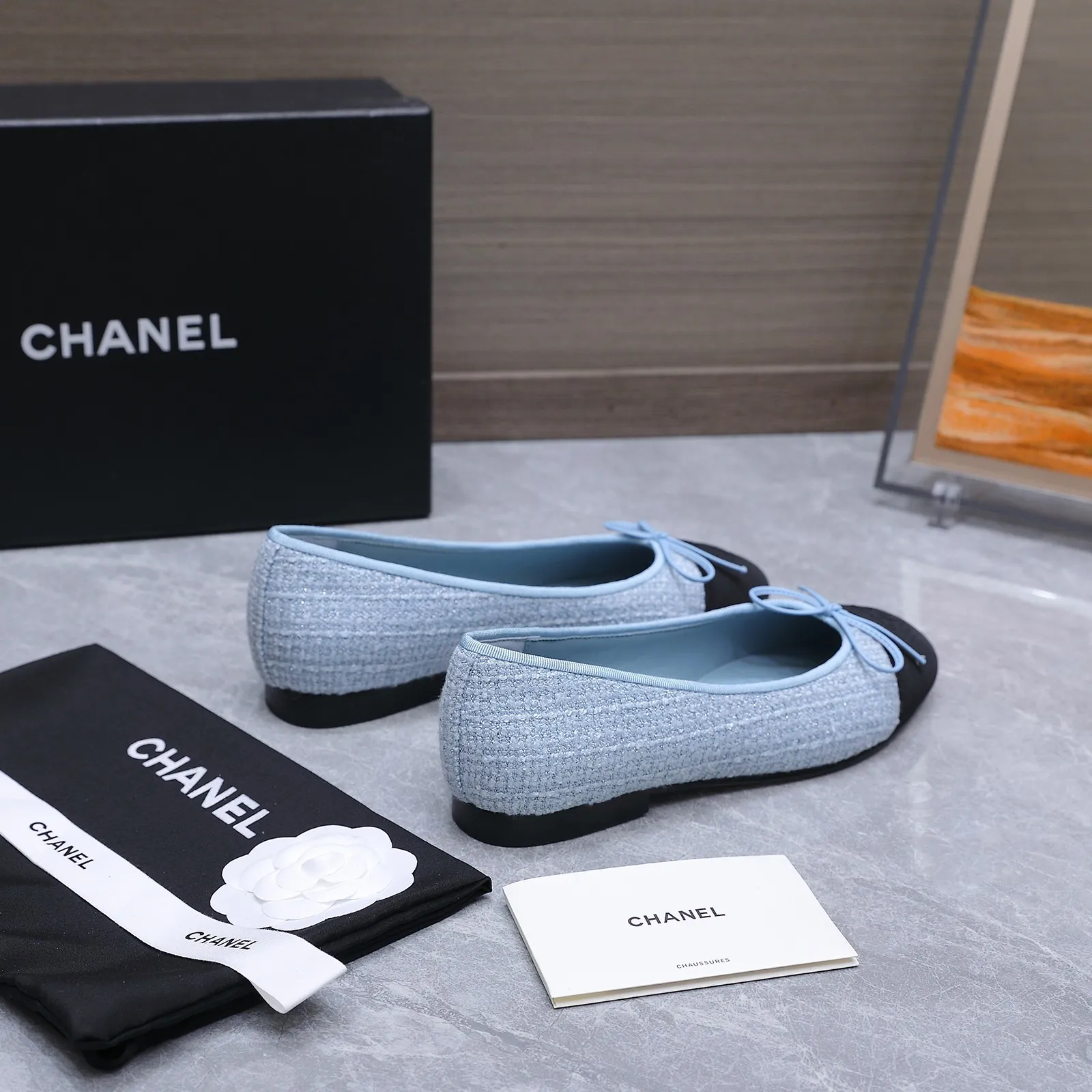 高版本⚡ Chanel 小香经典款芭蕾舞鞋蝴蝶结平底单鞋 经典香奈儿拼色芭蕾鞋，蝴蝶结与双C Logo的组合，把法式优雅和少女感平衡得刚刚好。小羊皮的细腻质感，加上低跟设计，通勤、约会都能轻松驾驭，是鞋柜里永不过时的优雅选择。 ✅认准我家的品质（最新升级版本⚠️从材质到细节以及楦型线条都己经调改与优化，线条感更加的优美秀气 显瘦修饰脚型，更加的好穿贴脚，舒适度更是无敌了～上脚超级好看～高级又不失优雅气质）注意‼️区分市场普通版 鞋面：甄选原版定制马毛 内里：A级羊皮 跟高：2Cm 鞋底：意大利A级真皮大底 码数：35-39（34、40-44定制不退换） 专柜全套精美包装📦 价格：275💰