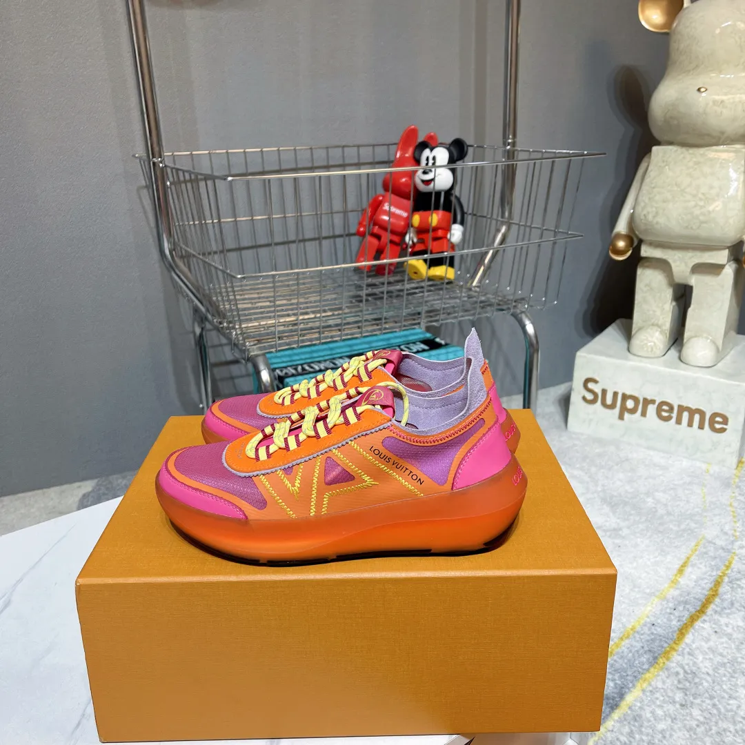 出厂290💰LV 26新款 SPRINT LV家26新款SPRINT运动鞋，这款运动鞋结合多种功能性制造，为足部提供最佳的支撑，穿著格外舒服，并展现随性优雅的时尚格调，半透明的弹性鞋底，让设计更臻完美。 女35-41码