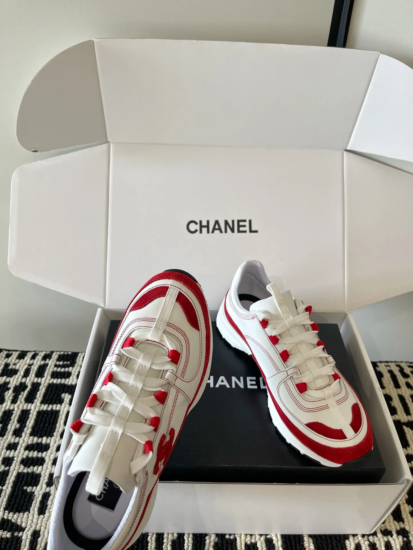 💰 320 chanel 第三代最新 德训 厚底 熊猫配色 运动休闲鞋✔️ 百搭小白鞋 款式搭配 活力满满啊 侧面压印logo 上脚很秀气 鞋面原版定制材料 原版大底 跟高4.5cm Size:35-40