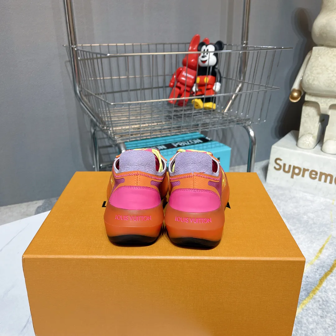出厂290💰LV 26新款 SPRINT LV家26新款SPRINT运动鞋,这款运动鞋结合多种功能性制造,为足部提供最佳的支撑,穿著格外舒服,并展现随性优雅的时尚格调,半透明的弹性鞋底,让设计更臻完美。 女35-41码