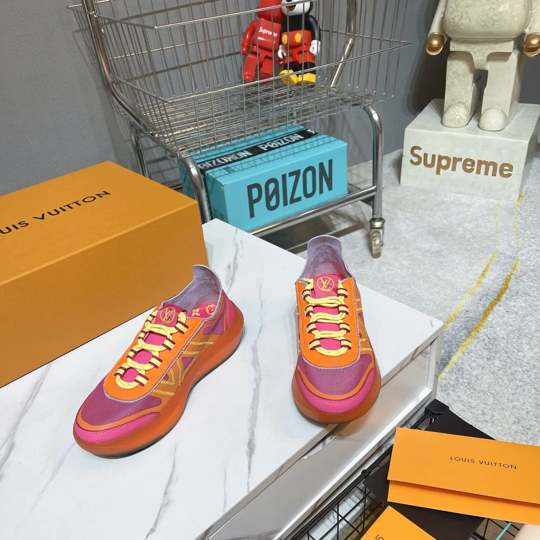 出厂290💰LV 26新款 SPRINT LV家26新款SPRINT运动鞋，这款运动鞋结合多种功能性制造，为足部提供最佳的支撑，穿著格外舒服，并展现随性优雅的时尚格调，半透明的弹性鞋底，让设计更臻完美。 女35-41码