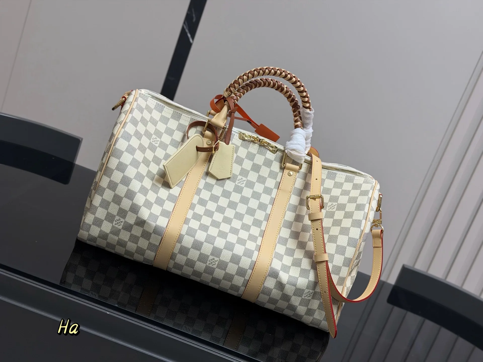 ¥210 超酷中LV Keepall旅行袋 LVKeepall 出差旅行最常用的一只包 这是超酷的一只包 可以做健身包,也可做旅行袋 容量超级感人非常的实用! 出差三四天背这只包,衣服和洗漱用品完全足够!最主要是凹造型最棒了~ 45cm