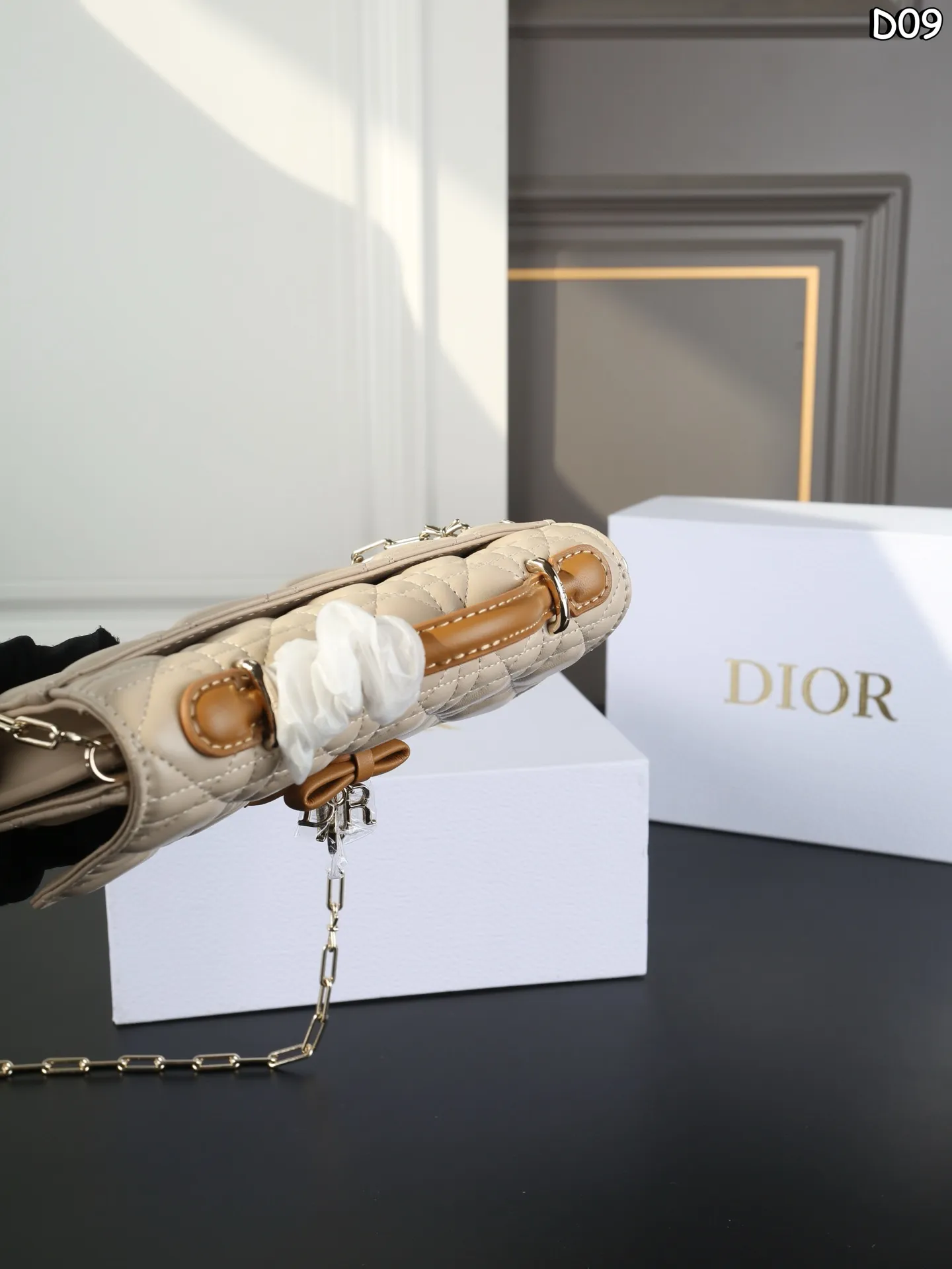 P150 折叠盒 DIOR迪奥 My Dior 蝴蝶结装饰 链条包单肩手提包 迷你 Dior 蝴蝶结链条Woc小包 迪奥26Ss早春新款狠狠的get到啦[哇R] wic包型搭配个小小蝴蝶结，显得一整个包少女感拉满哇[赞R] 手拎着精致又甜美，好适合日常和姐妹们一起拍照凹造型呀🧚&zwj;♀️ 黑白搭配非常的好看，有种莫名的高级感哈哈哈😆 尺寸：21&times;11