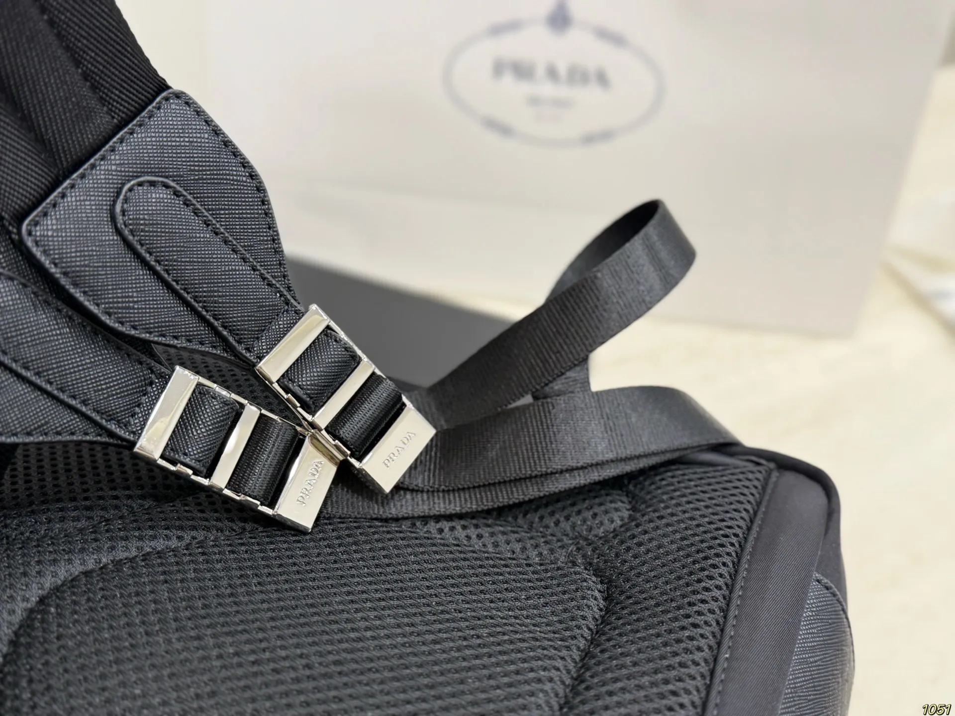 ¥180 PRADA普拉达新款双肩包 满足日常所需,解放双手 款式百搭 非常能装👍 进口尼龙面料,低调简单 包身不易变形,自重轻❗️ 尺寸28 36