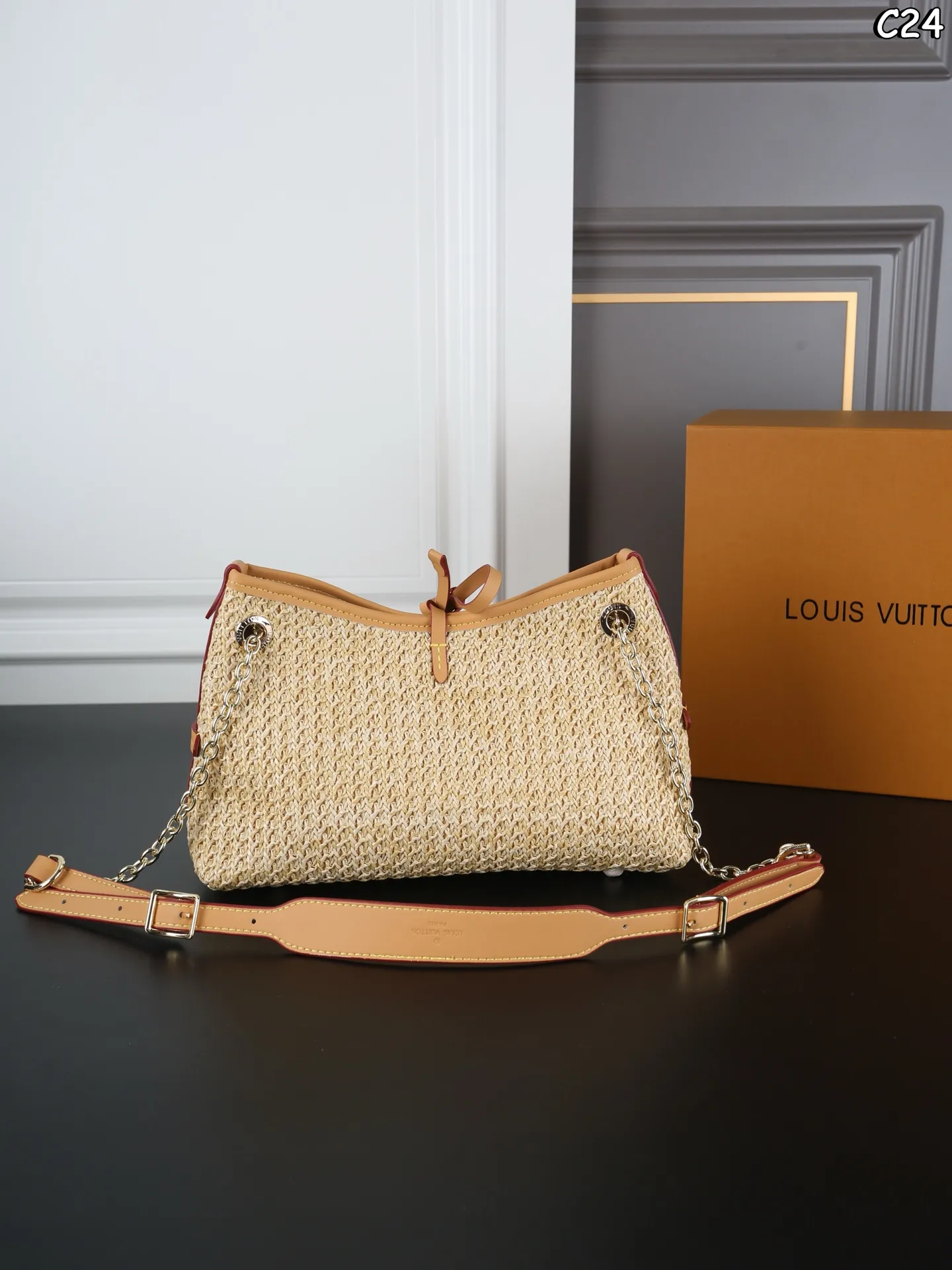 P125 折叠盒 LV 编织 carryall bb 托特包 购物袋 子母包 我宣布☝️这个包包就是夏天氛围感天花板 它的法式设计，让人一眼就爱上，仿佛能感受到法国街头的悠闲自在。而且，这款包的韩系风格也非常明显，轻巧又时尚，无论是逛街还是旅行，都是不二之选 尺寸：27&times;18