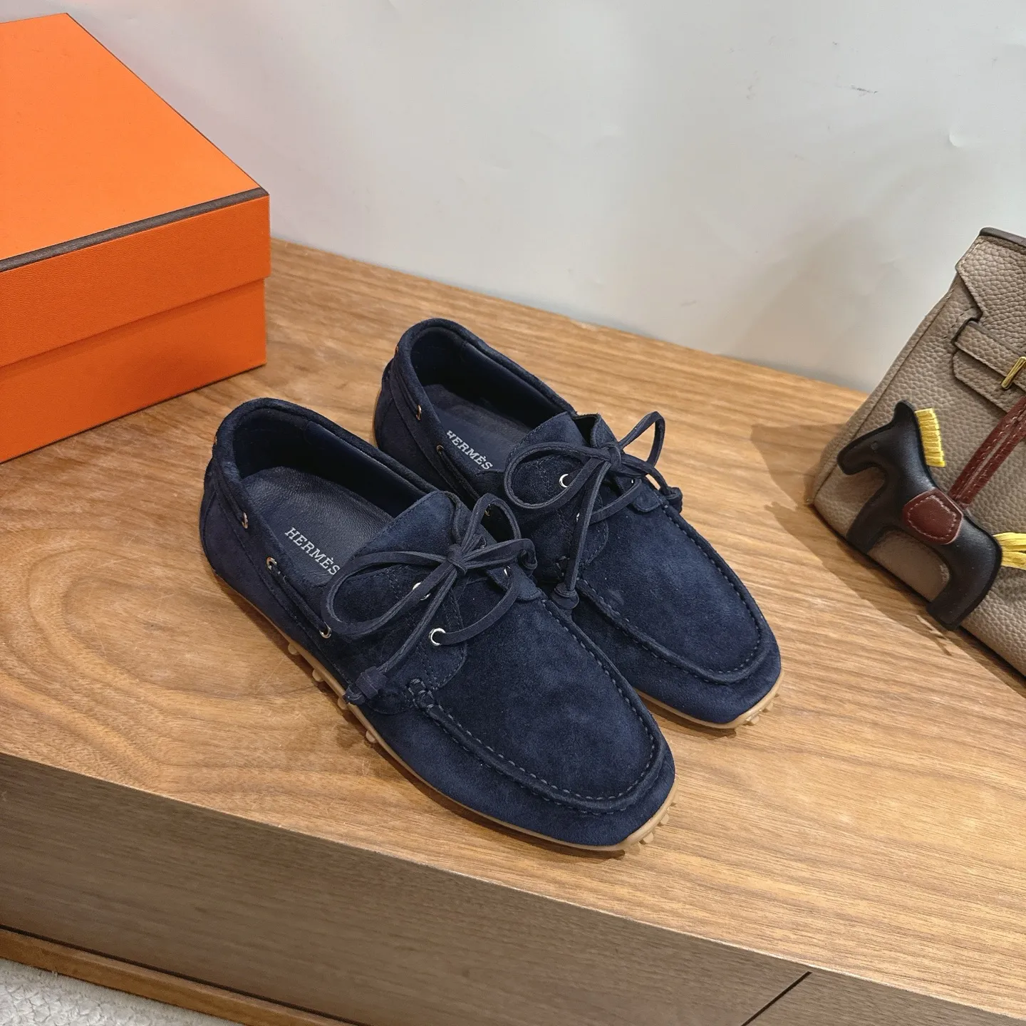hermes fw26ne arrival~ Trail运动鞋款式,设计经典百搭,一脚蹬的样式方便穿脱,适合多种场合穿搭。品牌标识:爱马仕标志性的设计元素,彰显品牌身份。 采用牛皮材质,质感细腻,触感柔软,兼具舒适与高级感。提供丰富的色彩选择,包括深棕、黑色、米白、浅棕等,满足不同风格和搭配需求。做工精细,缝线工整,细节处体现品牌的精湛工艺,保证了鞋子的品质和耐用性。 size:35-45 P320男码+20