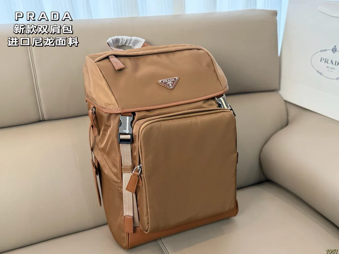 &yen;205 PRADA普拉达新款双肩包 满足日常所需，解放双手 款式百搭 有非常能装👍 进口尼龙面料，低调简单 包身不易变形，自重轻❗️ 尺寸27 39