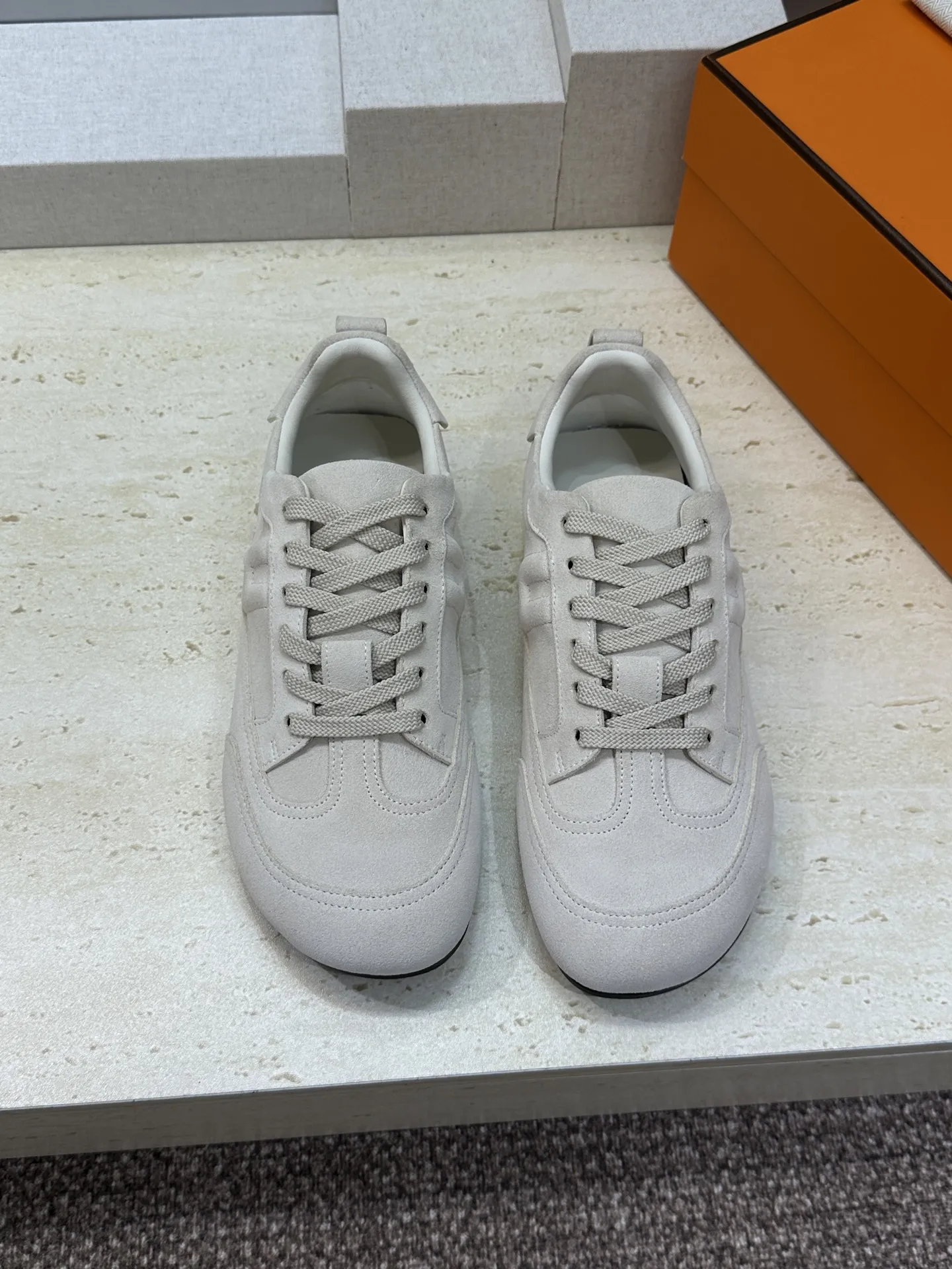 工厂价:女码P310/男码P320 爱马仕 Hermes 2026春夏情侣系列新款 Master 休闲系带百搭运动徳训鞋 H家字母logo时尚拼色平底圆头阿甘跑鞋 材质:鞋面进口羊猄皮/进口小牛皮+水染牛皮内里+原版开模Tpu大底 Size: 女码35-41(40.41定制不退换) 男码39-45(45定制不退换)