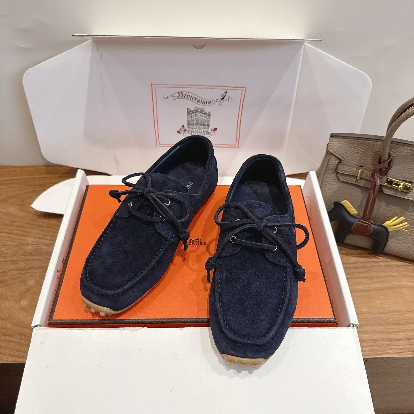hermes fw26ne arrival～ Trail运动鞋款式，设计经典百搭，一脚蹬的样式方便穿脱，适合多种场合穿搭。品牌标识：爱马仕标志性的设计元素，彰显品牌身份。 采用牛皮材质，质感细腻，触感柔软，兼具舒适与高级感。提供丰富的色彩选择，包括深棕、黑色、米白、浅棕等，满足不同风格和搭配需求。做工精细，缝线工整，细节处体现品牌的精湛工艺，保证了鞋子的品质和耐用性。 size：35-45 P320男码+20
